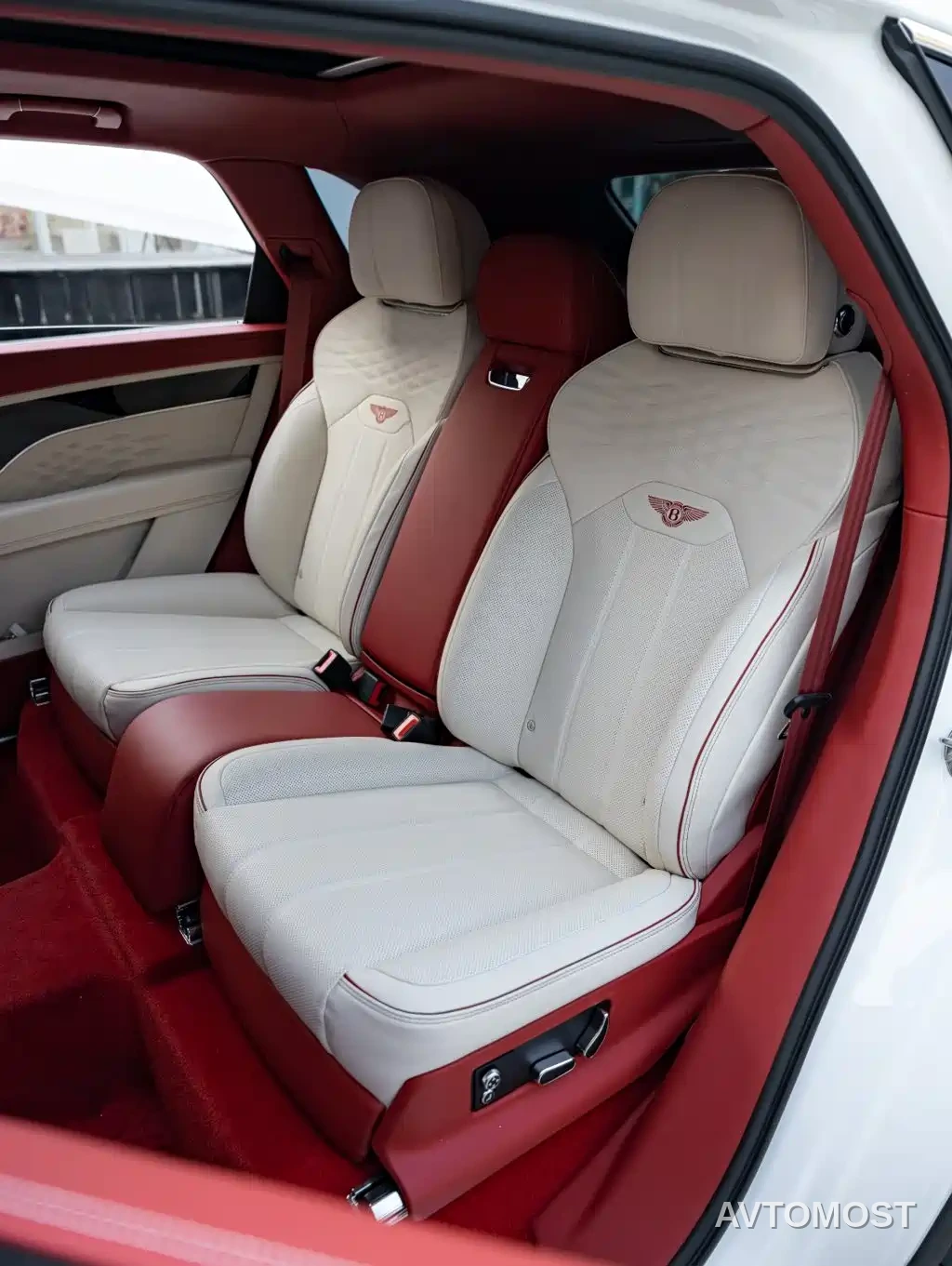 Bentley Bentayga 2026 4.0T V8 Long Wheelbase Azure Edition — фото 20