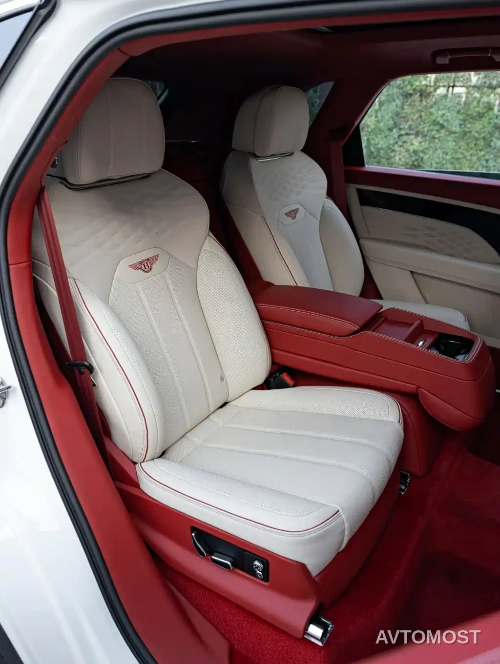 Bentley Bentayga 2026 4.0T V8 Long Wheelbase Azure Edition — фото 21