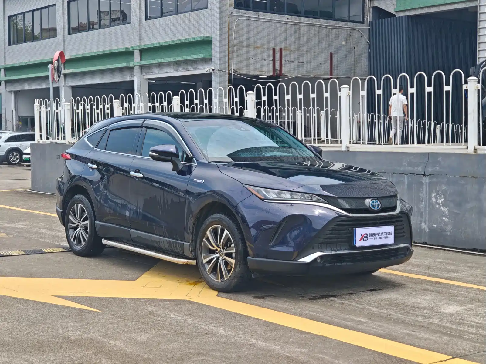 Toyota Lingfang HARRIER 2023 Hybrid 2.5L CVT 2WD Luxury Edition — фото 3