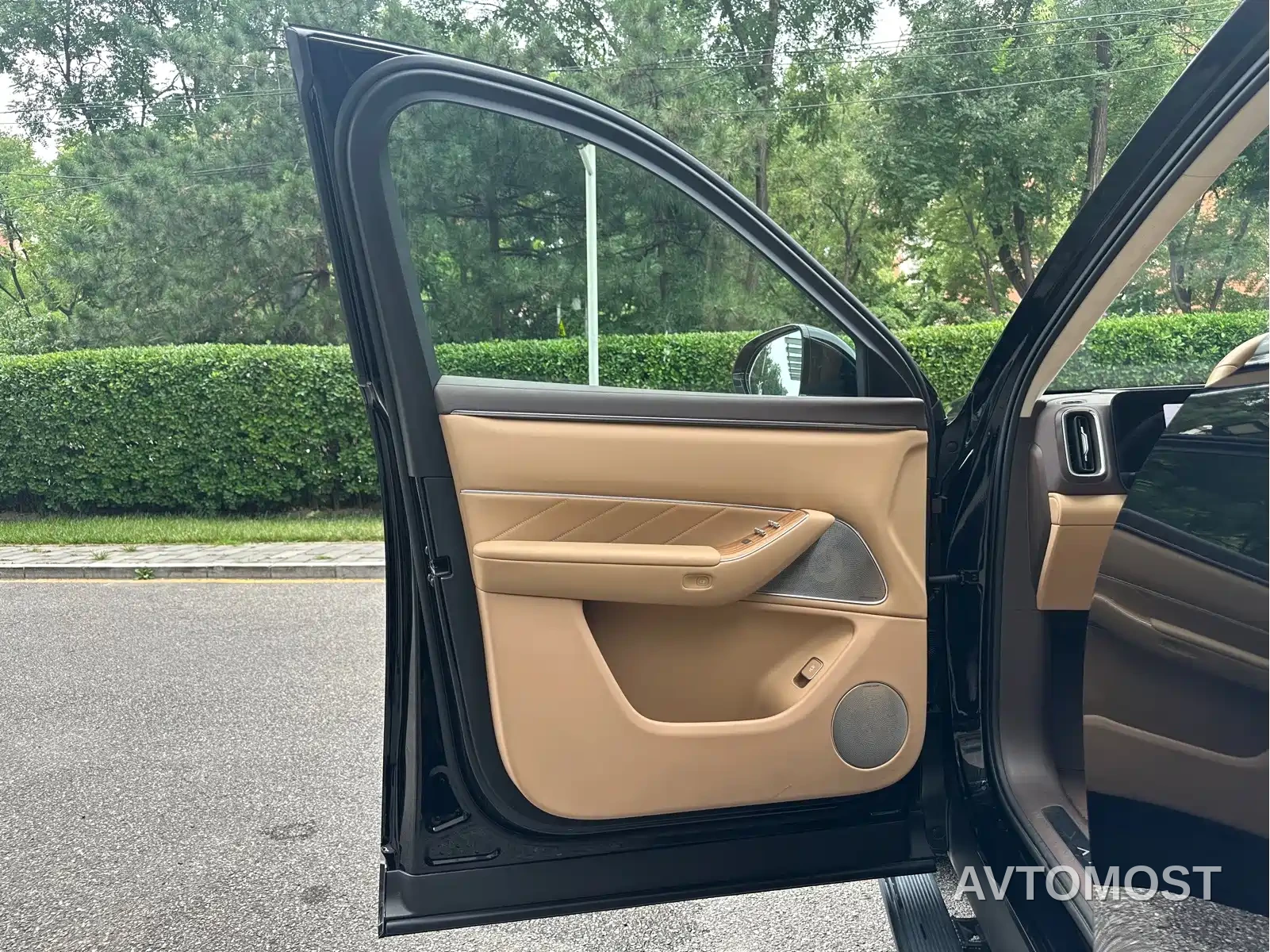 AITO M8 2025 Extended Range Ultra 53.4kWh 6-Seater — фото 13