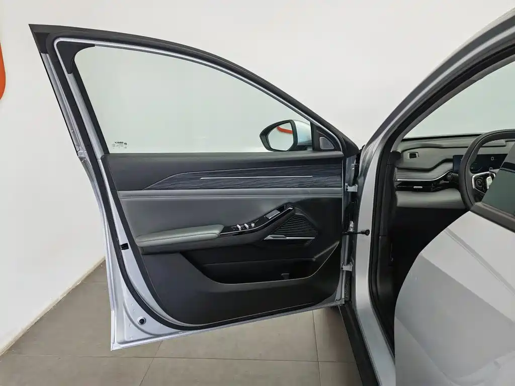 Geely Galaxy L6 2025 EM-i 60km Explorer Edition — фото 8