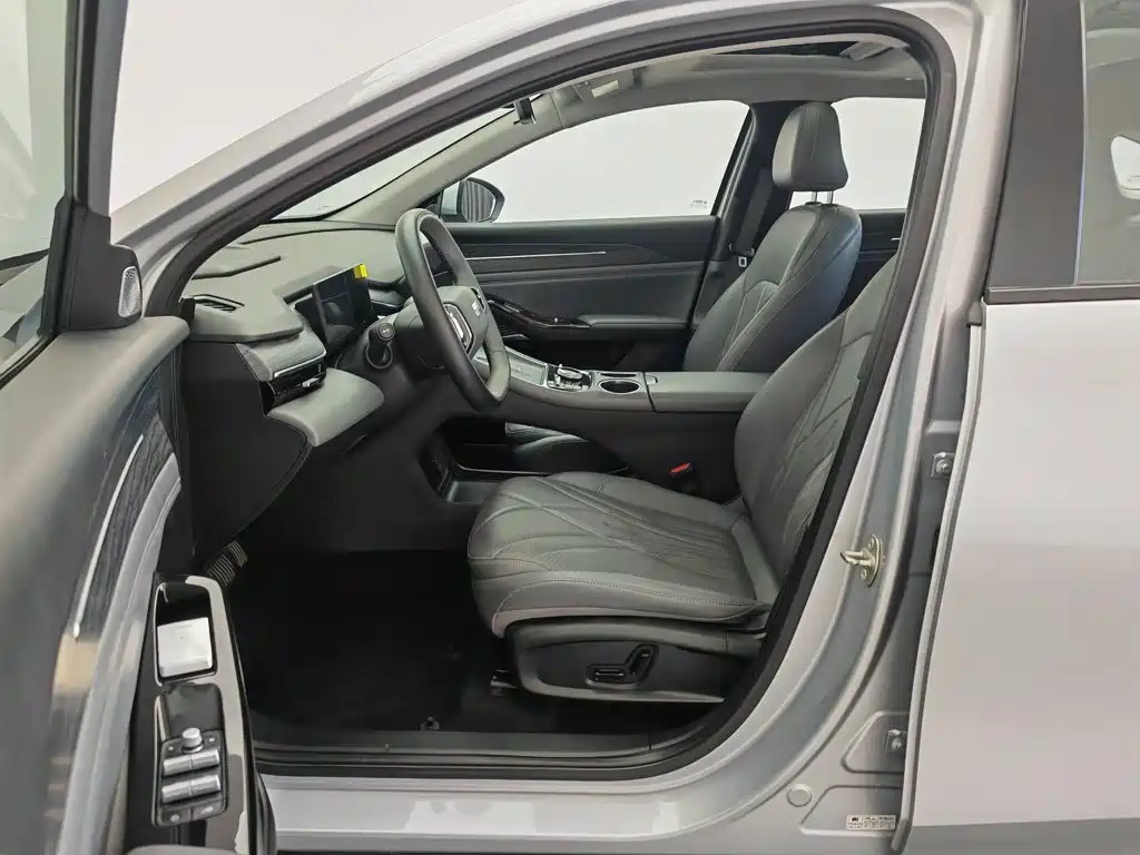 Geely Galaxy L6 2025 EM-i 60km Explorer Edition — фото 10