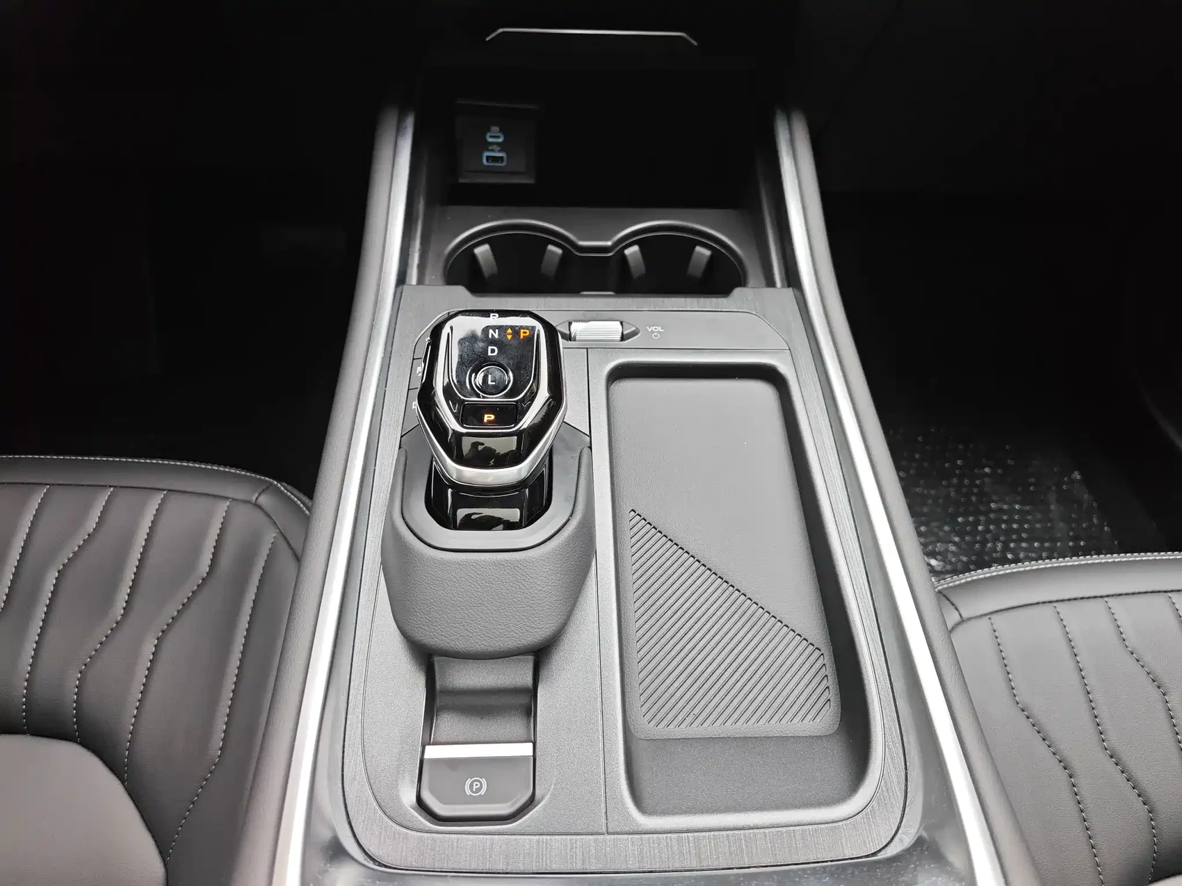 Ford Edge 2025 Edge L 2.0T EcoBoost E Hybrid FWD 7-seater Luxury — фото 22
