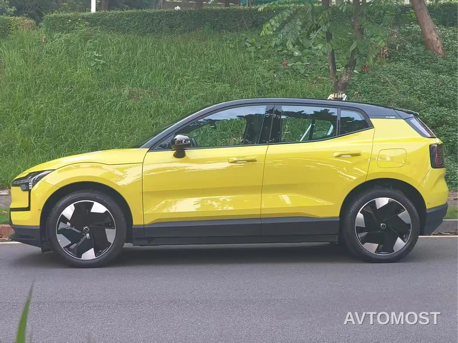 Volvo EX30 2025 RWD Long Range Ultra — фото 4
