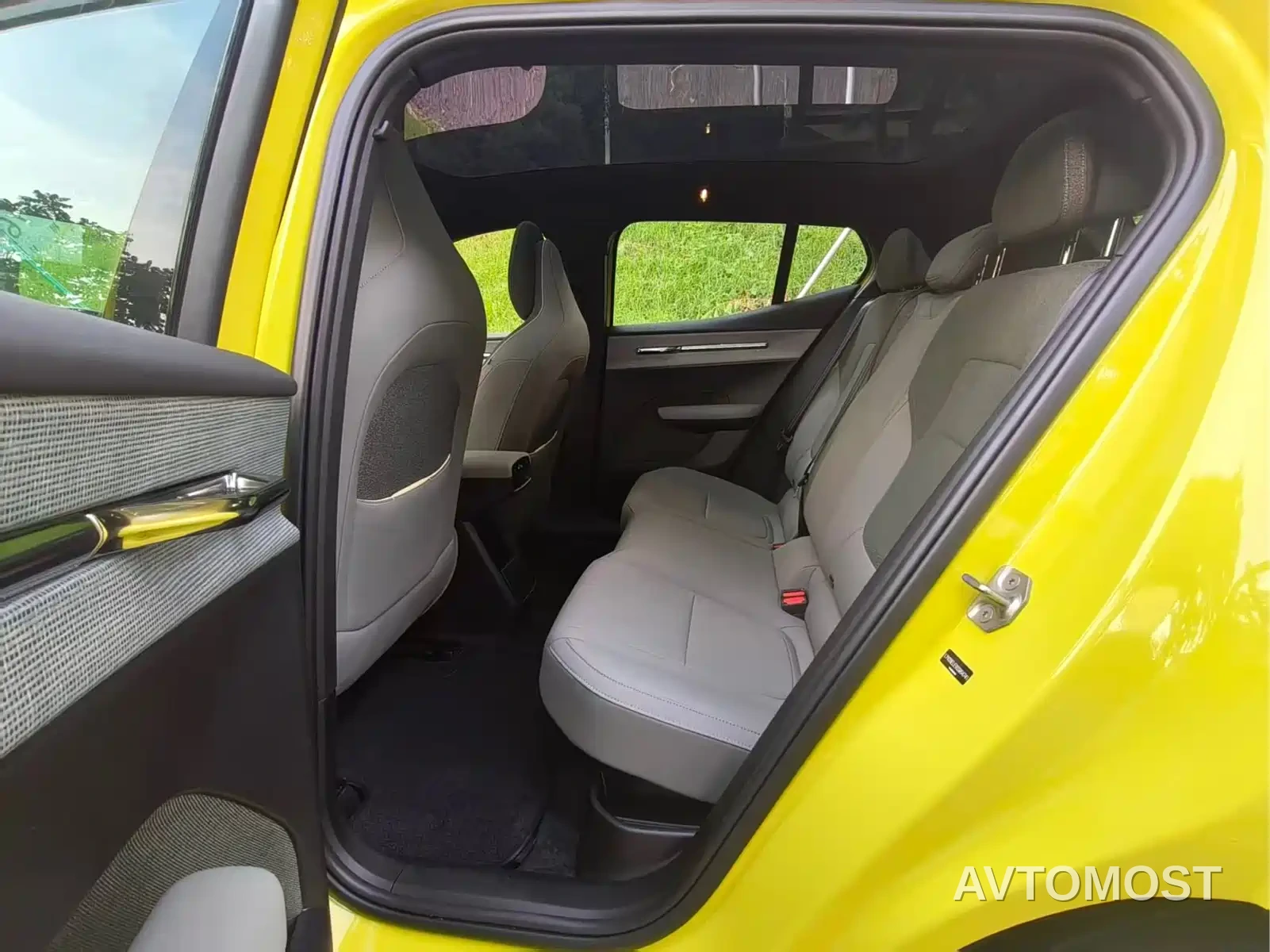 Volvo EX30 2025 RWD Long Range Ultra — фото 16