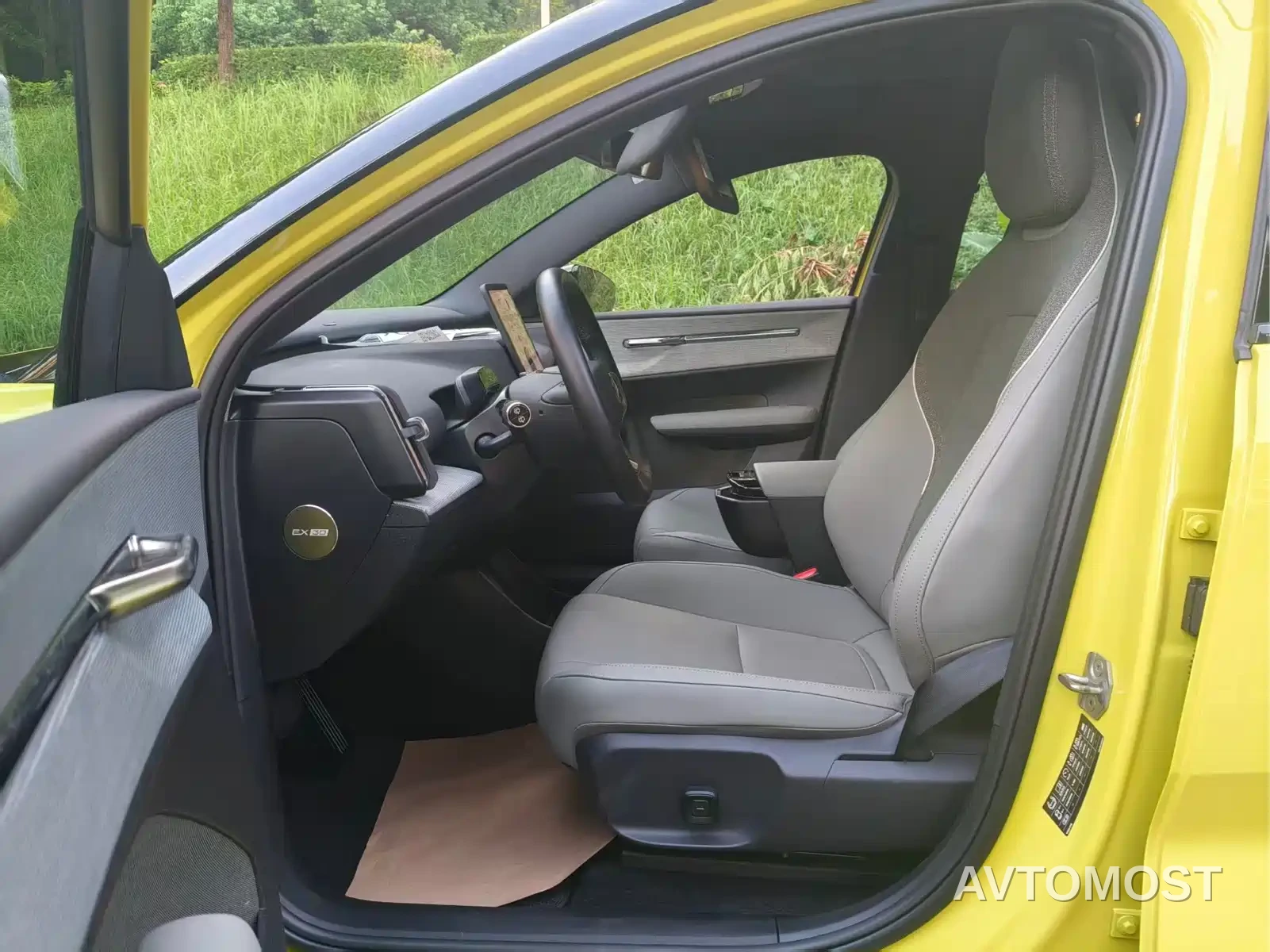 Volvo EX30 2025 RWD Long Range Ultra — фото 18