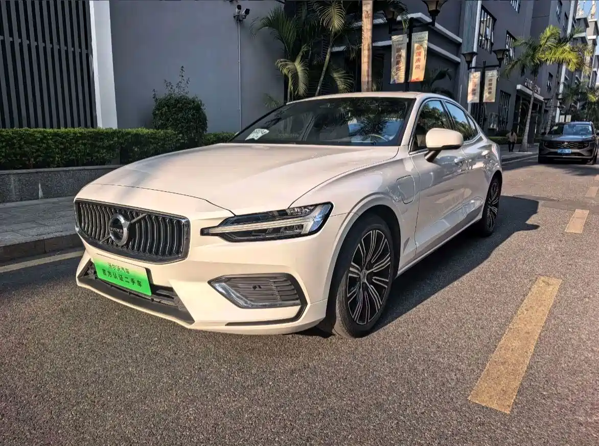Volvo S60 Plug-in Hybrid 2022 T8 E-AWD Hybrid Intelligent Luxury Edition