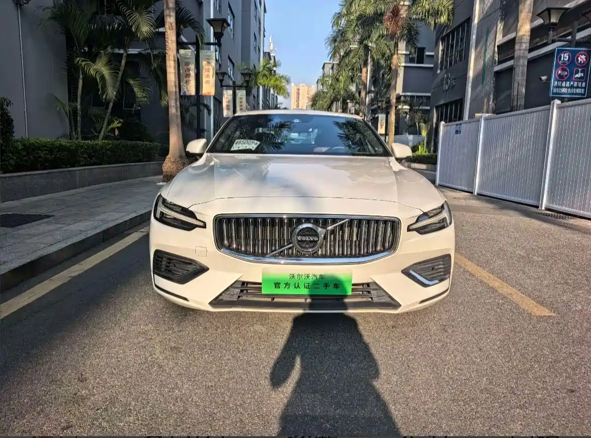 Volvo S60 Plug-in Hybrid 2022 T8 E-AWD Hybrid Intelligent Luxury Edition — фото 2