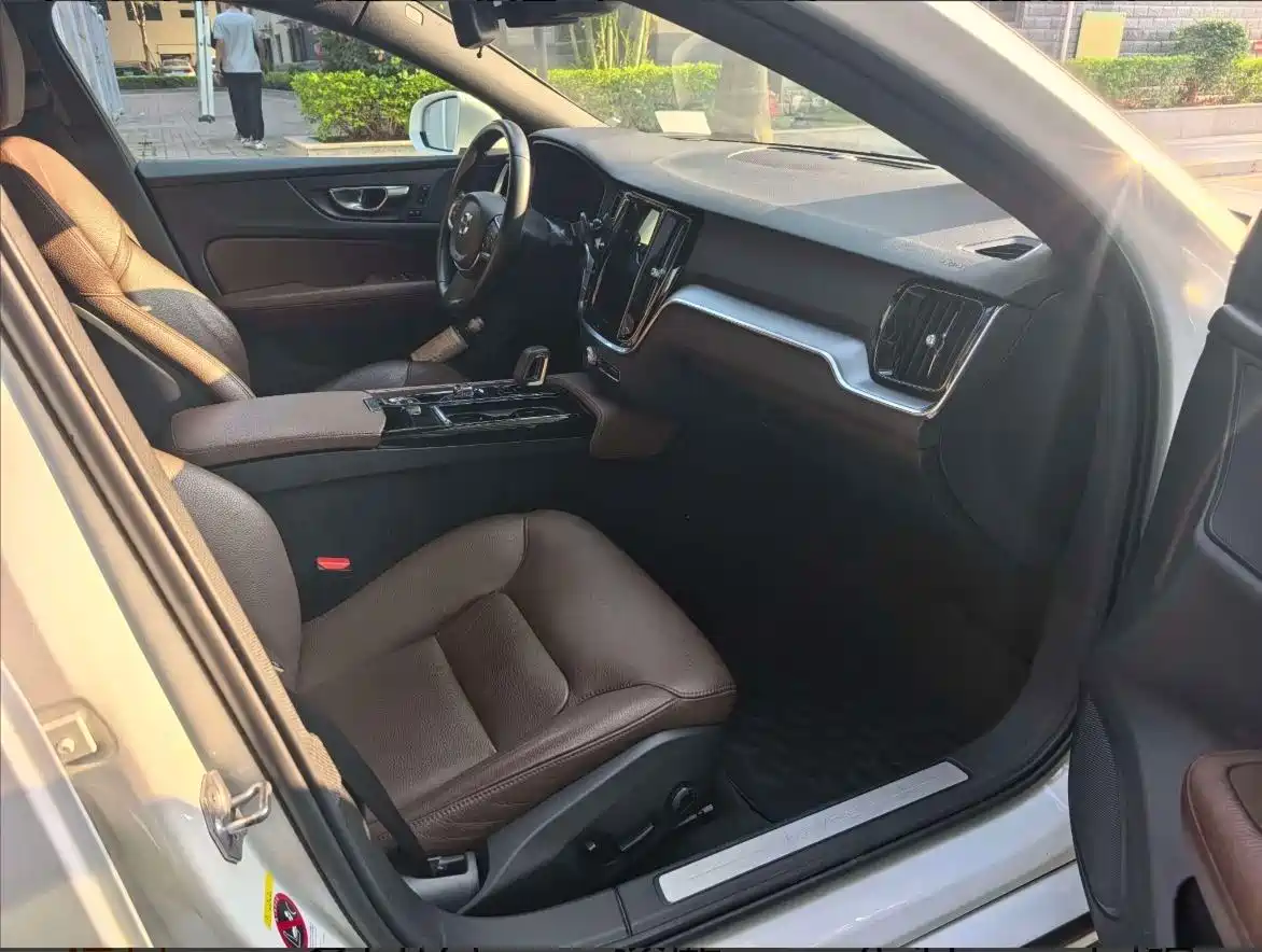 Volvo S60 Plug-in Hybrid 2022 T8 E-AWD Hybrid Intelligent Luxury Edition — фото 4