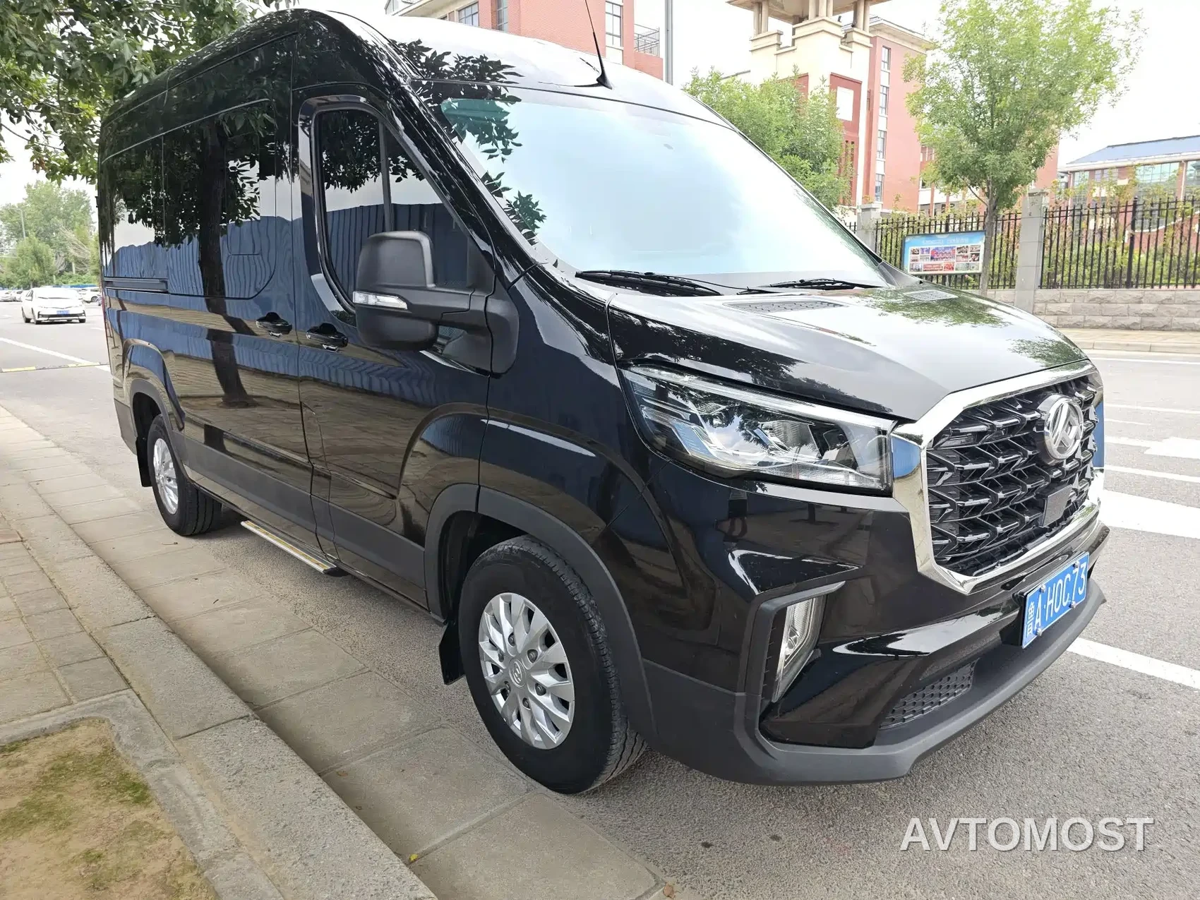 SAIC Maxus Xintu V90 2024 Zhijie 2.0T Automatic FWD Long Wheelbase High Roof Single Rear Tire 6/7-Seater — фото 3