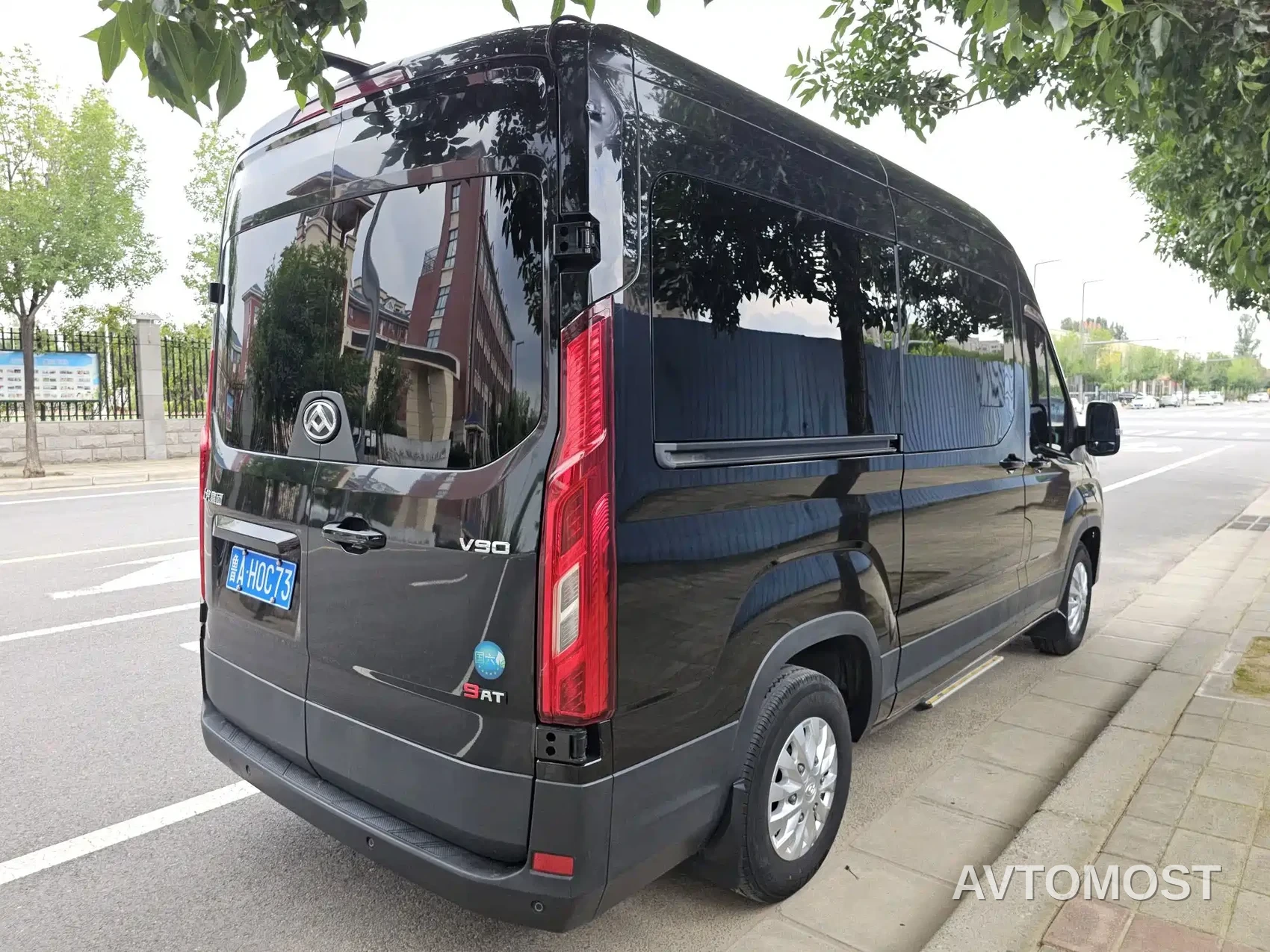 SAIC Maxus Xintu V90 2024 Zhijie 2.0T Automatic FWD Long Wheelbase High Roof Single Rear Tire 6/7-Seater — фото 6