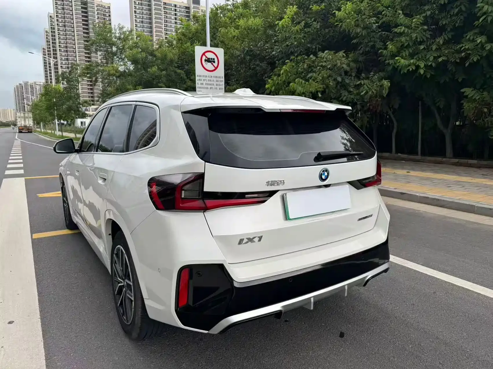 BMW iX1 2023 eDrive25L M Sport Package — фото 7