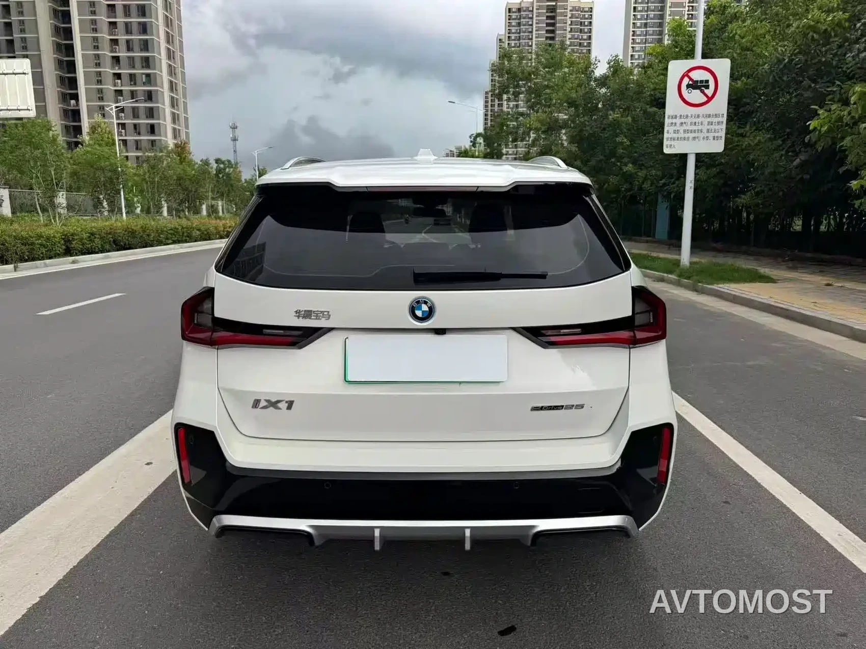 BMW iX1 2023 eDrive25L M Sport Package — фото 8