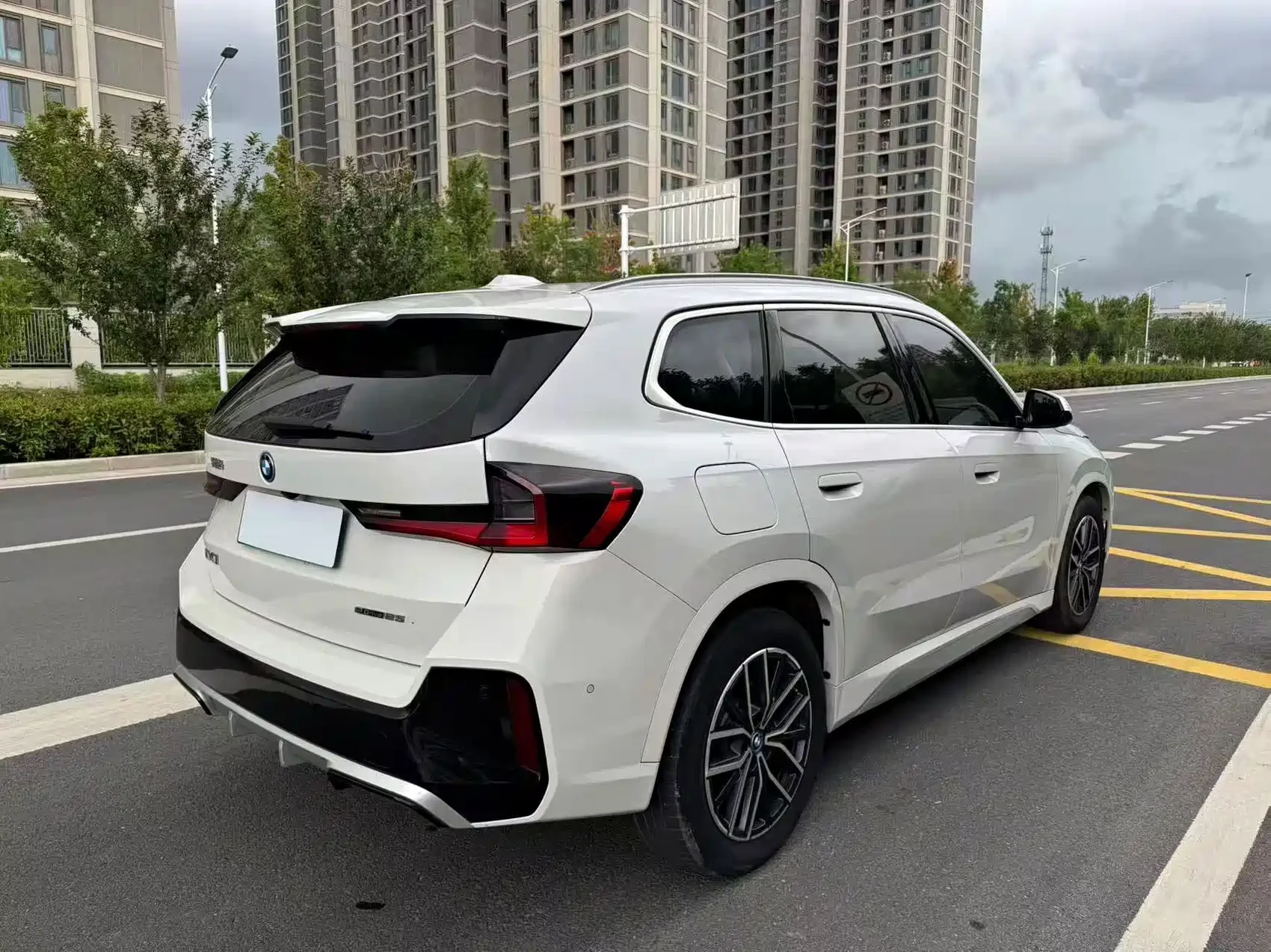 BMW iX1 2023 eDrive25L M Sport Package — фото 9