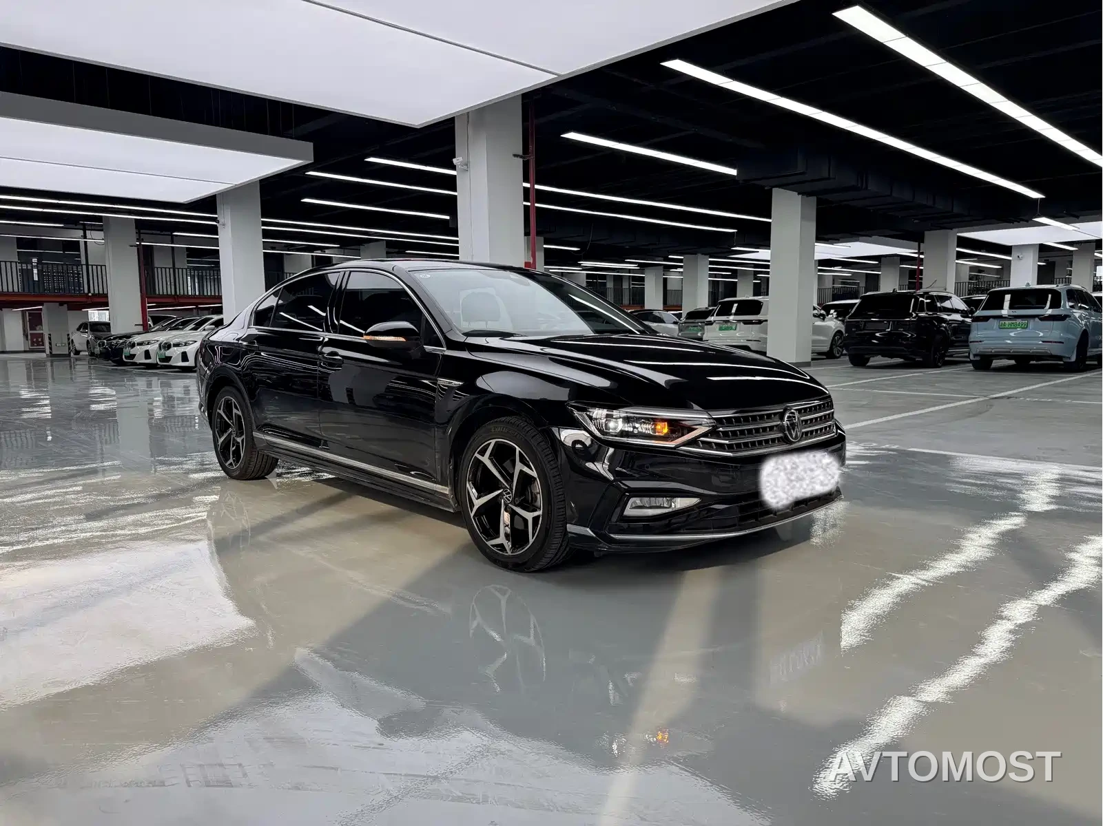 Volkswagen Magotan 2023 Model 2 Million Commemorative Edition 330TSI DSG Luxury — фото 3