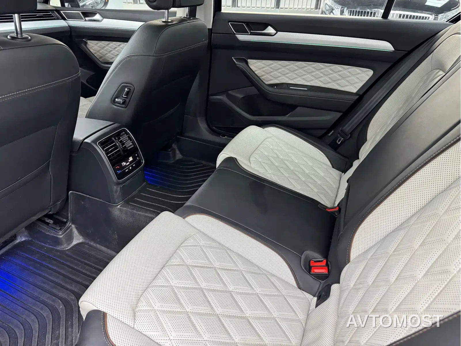Volkswagen Magotan 2023 Model 2 Million Commemorative Edition 330TSI DSG Luxury — фото 6