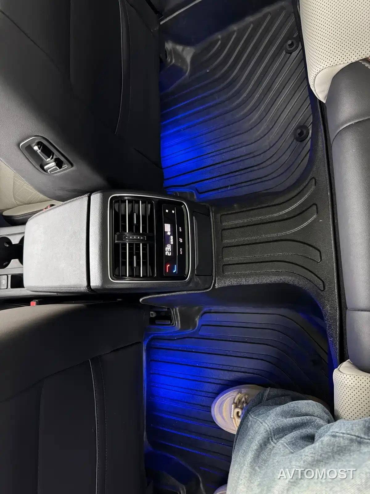 Volkswagen Magotan 2023 Model 2 Million Commemorative Edition 330TSI DSG Luxury — фото 7