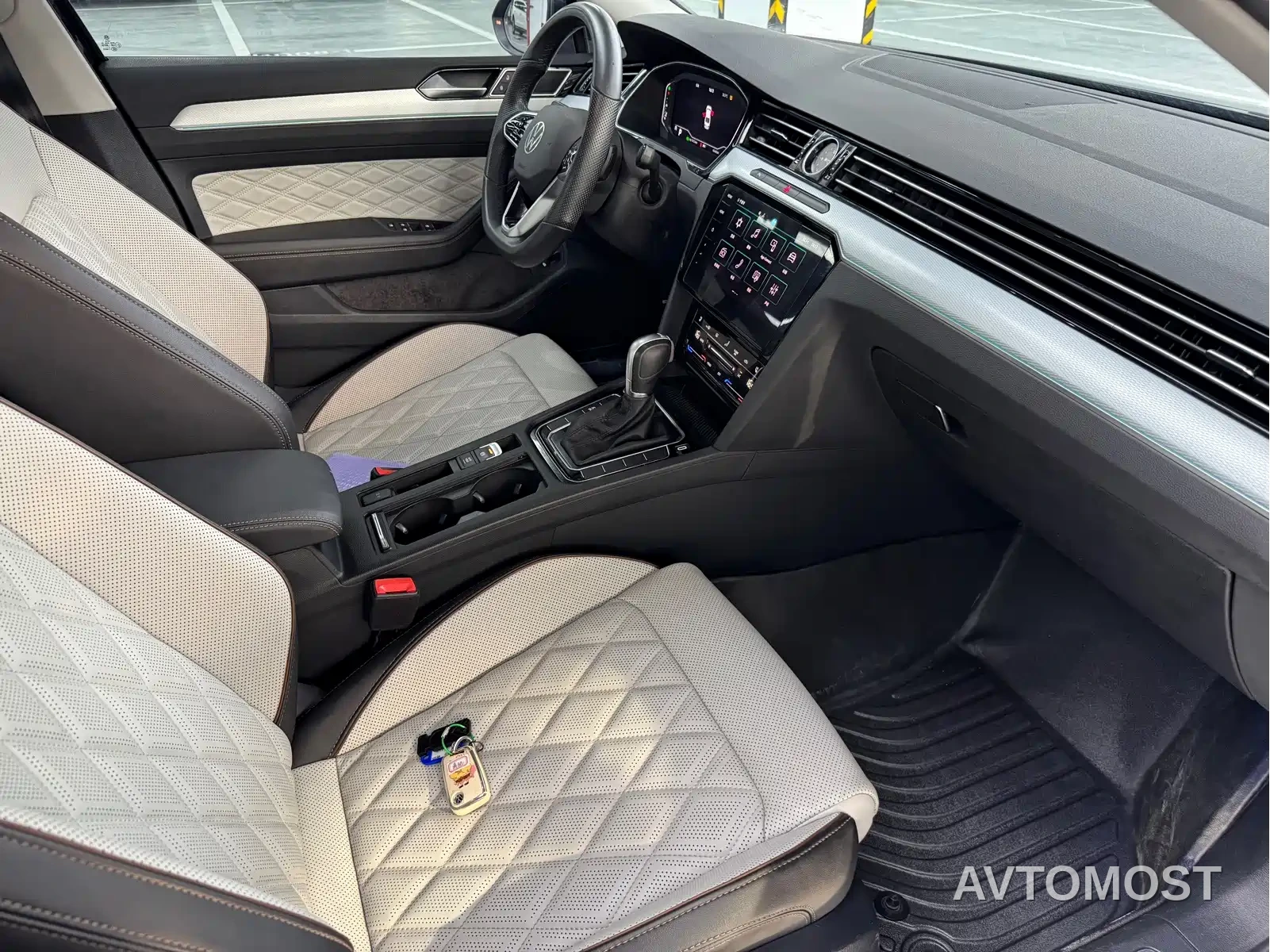 Volkswagen Magotan 2023 Model 2 Million Commemorative Edition 330TSI DSG Luxury — фото 9