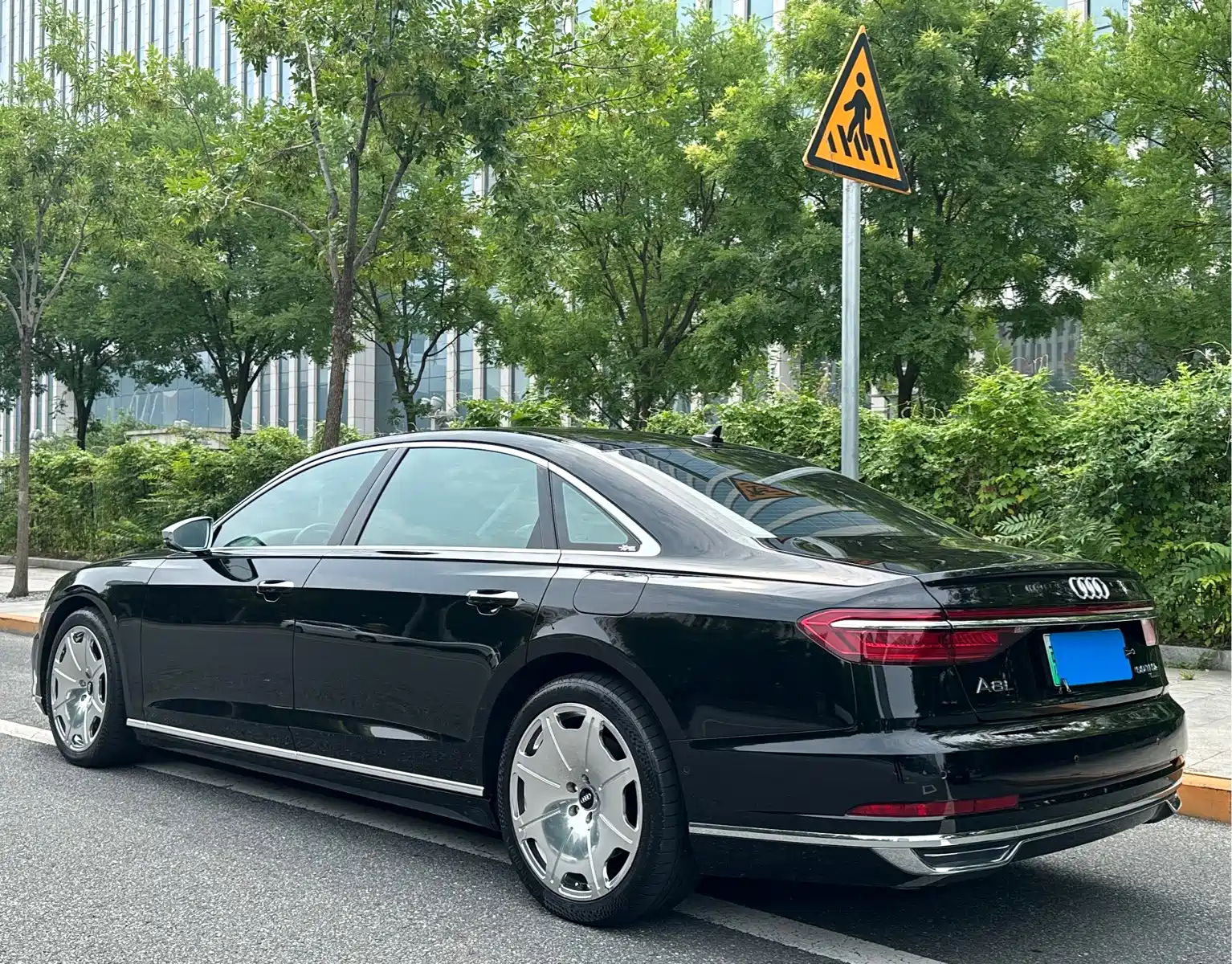 Audi A8 New Energy 2021 A8L 60 TFSIe quattro — фото 25