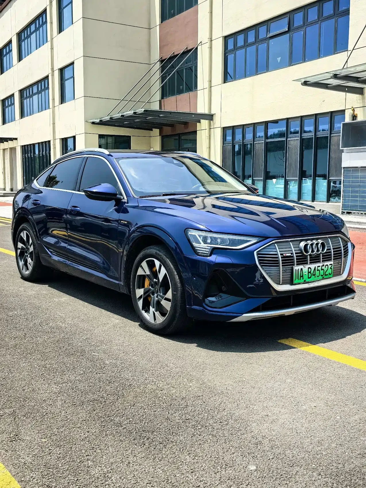 Audi e-tron (Import) 2021 Sportback 55 quattro Luxury — фото 2