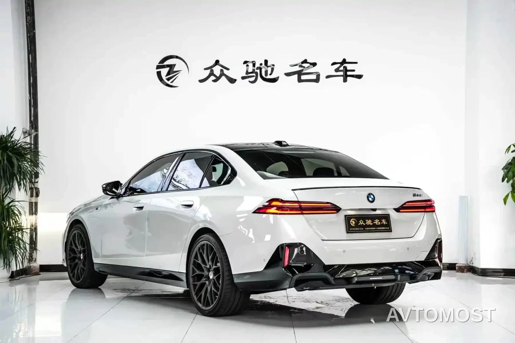 BMW 5 Series (Import) 2024 530i Leading Model M Sport Package — фото 11