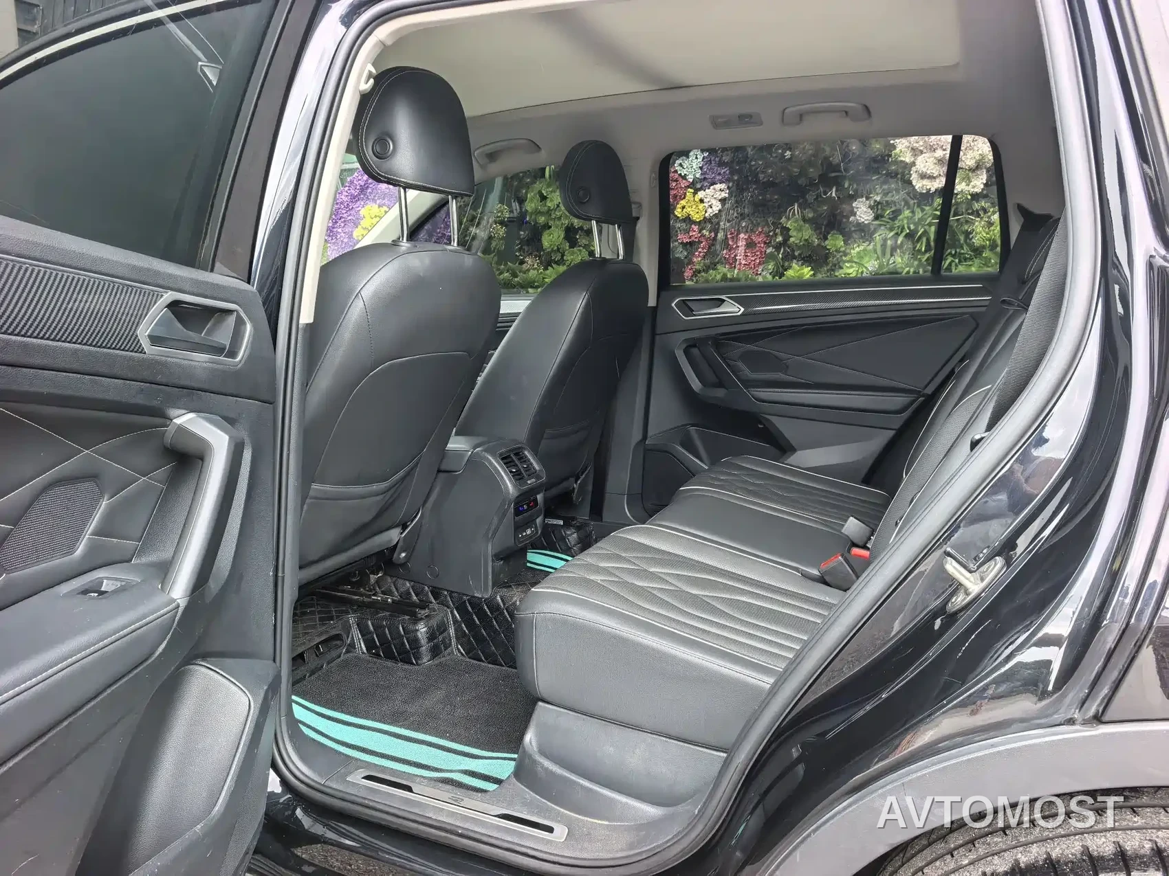Volkswagen Tiguan L 2022 330TSI Auto 2WD R-Line Premium Edition — фото 9