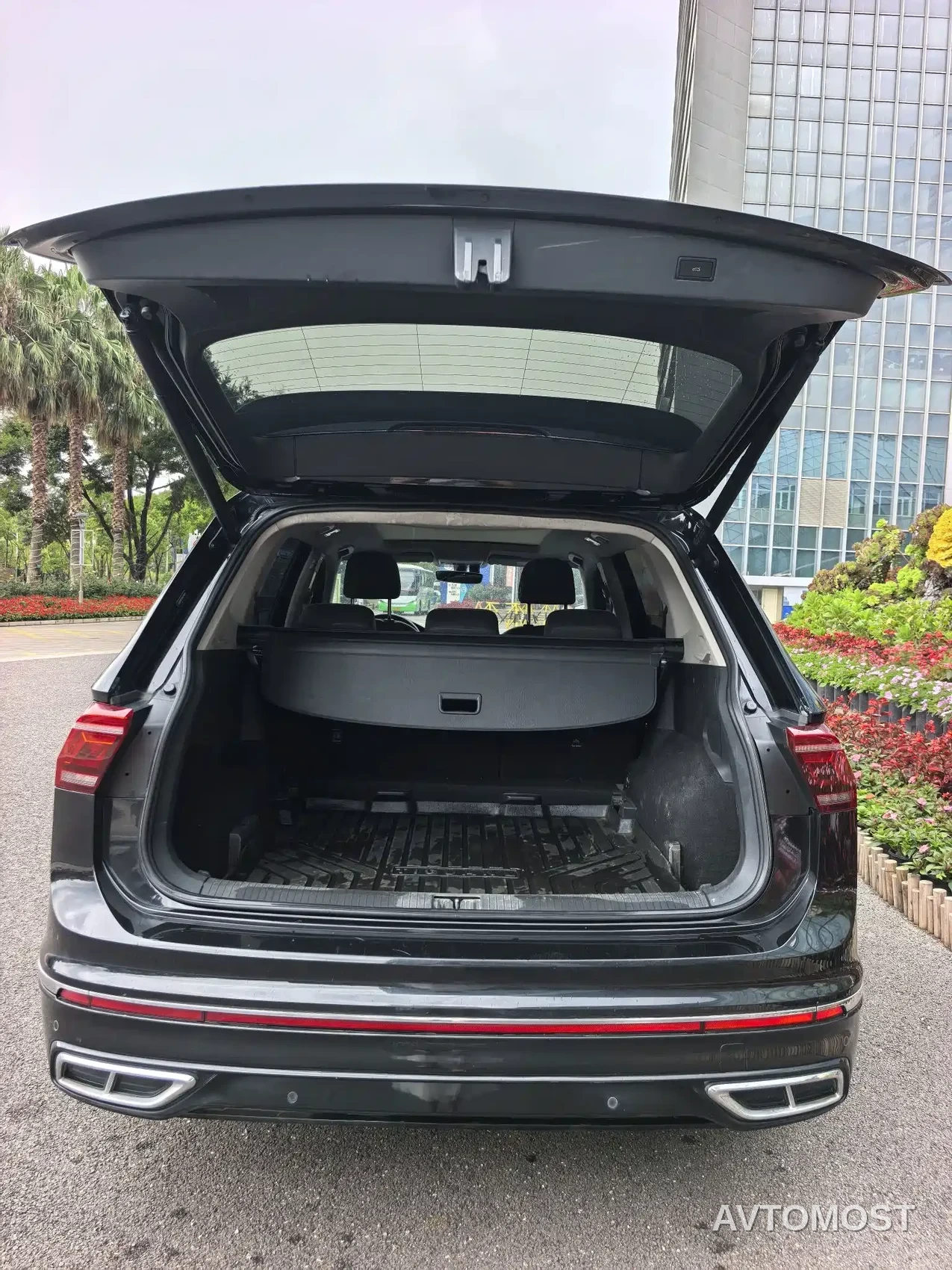 Volkswagen Tiguan L 2022 330TSI Auto 2WD R-Line Premium Edition — фото 10