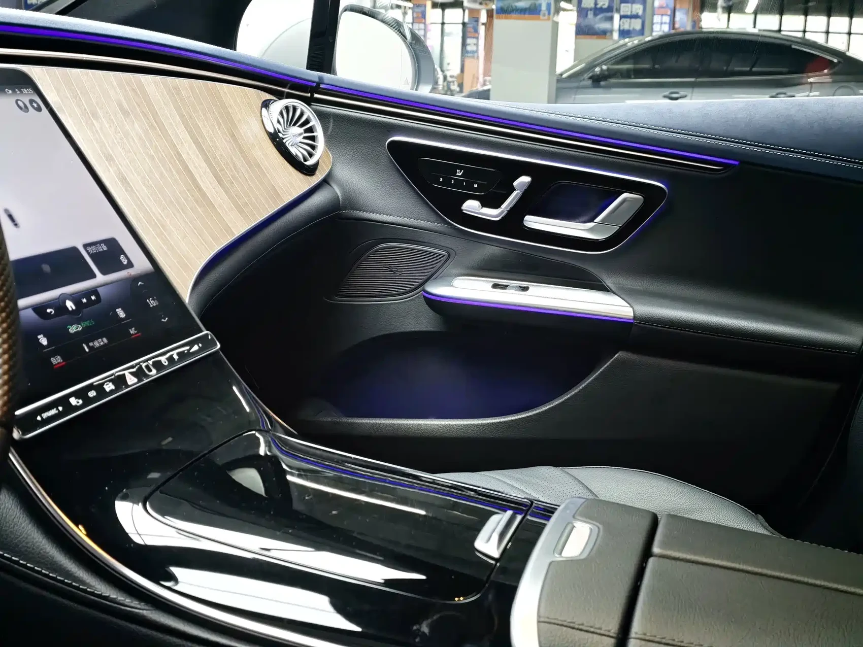 Mercedes-Benz EQE 2022 350 Pioneer Edition — фото 9