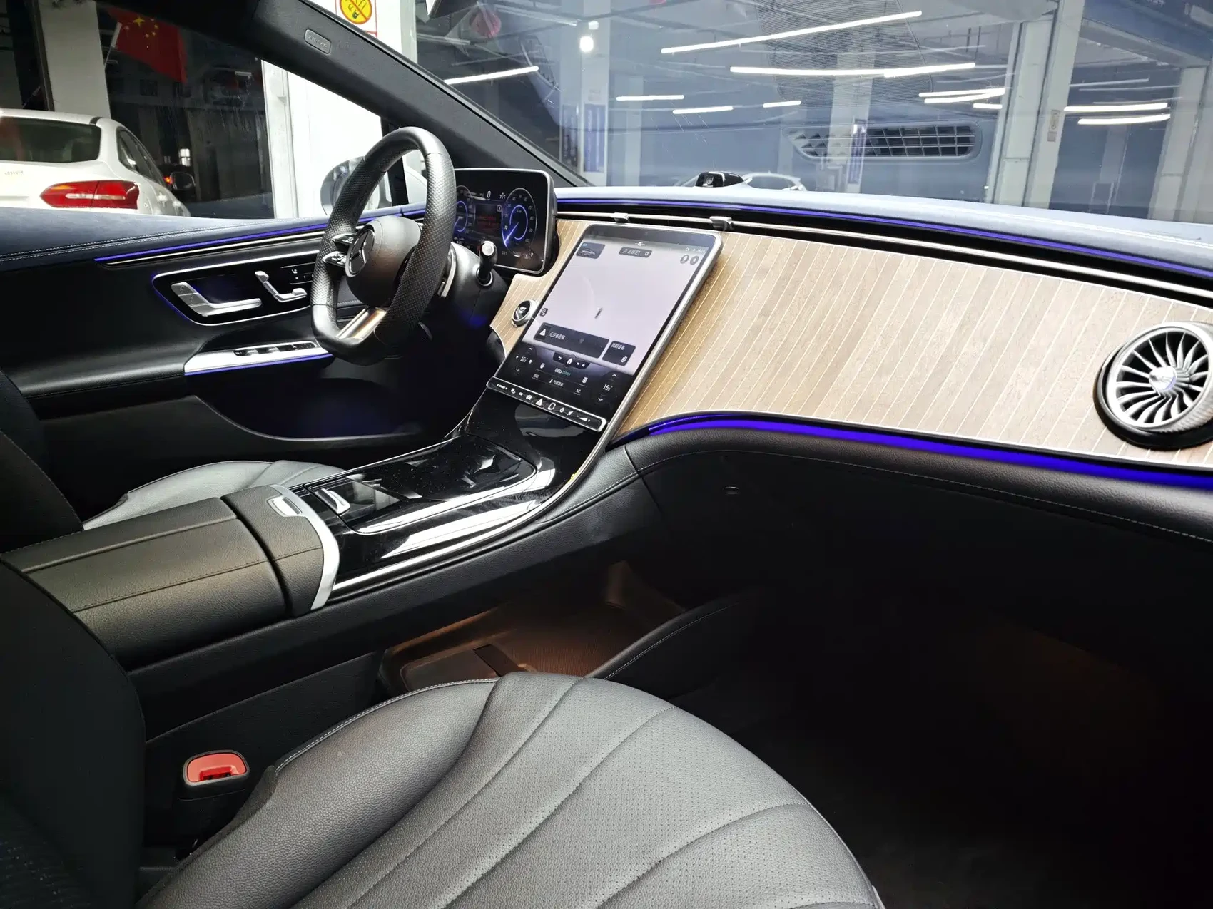 Mercedes-Benz EQE 2022 350 Pioneer Edition — фото 10