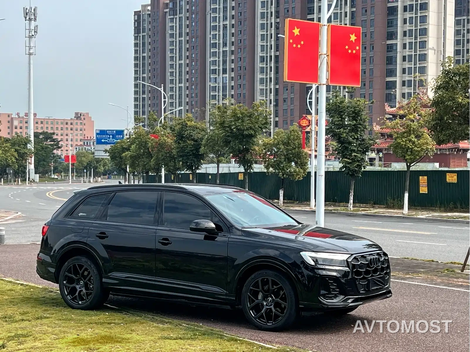 Audi Q7 2024 45 TFSI quattro S line Black Warrior — фото 3