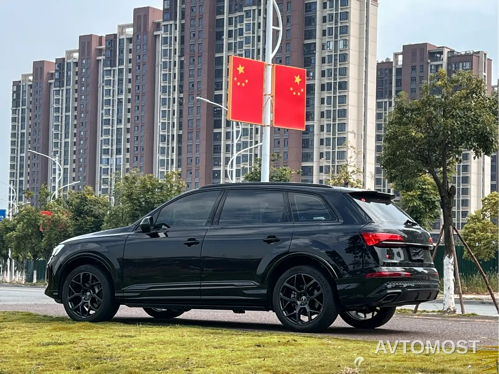 Audi Q7 2024 45 TFSI quattro S line Black Warrior — фото 9