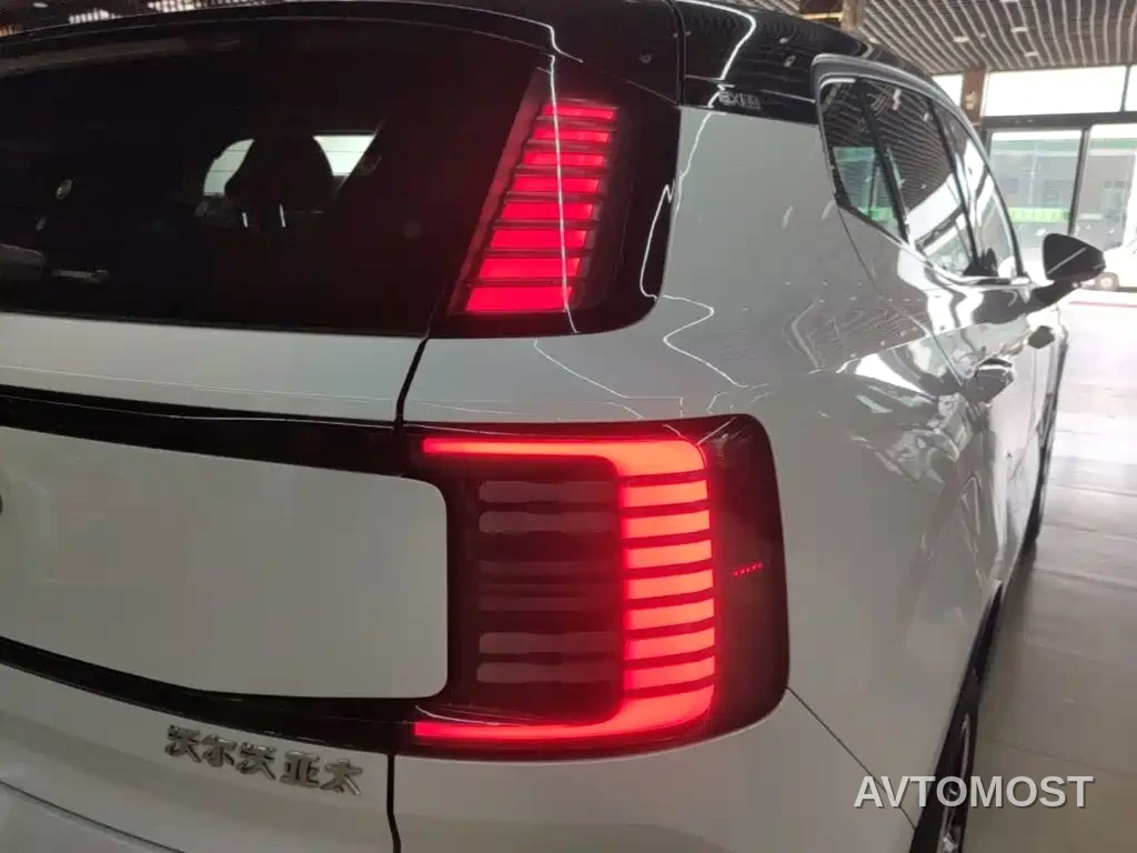 Volvo EX30 2025 RWD Long Range Plus — фото 2