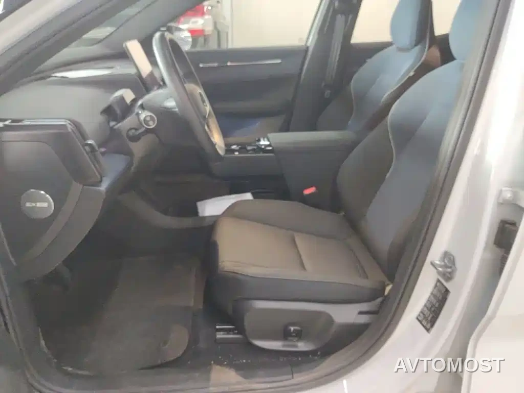 Volvo EX30 2025 RWD Long Range Plus — фото 9