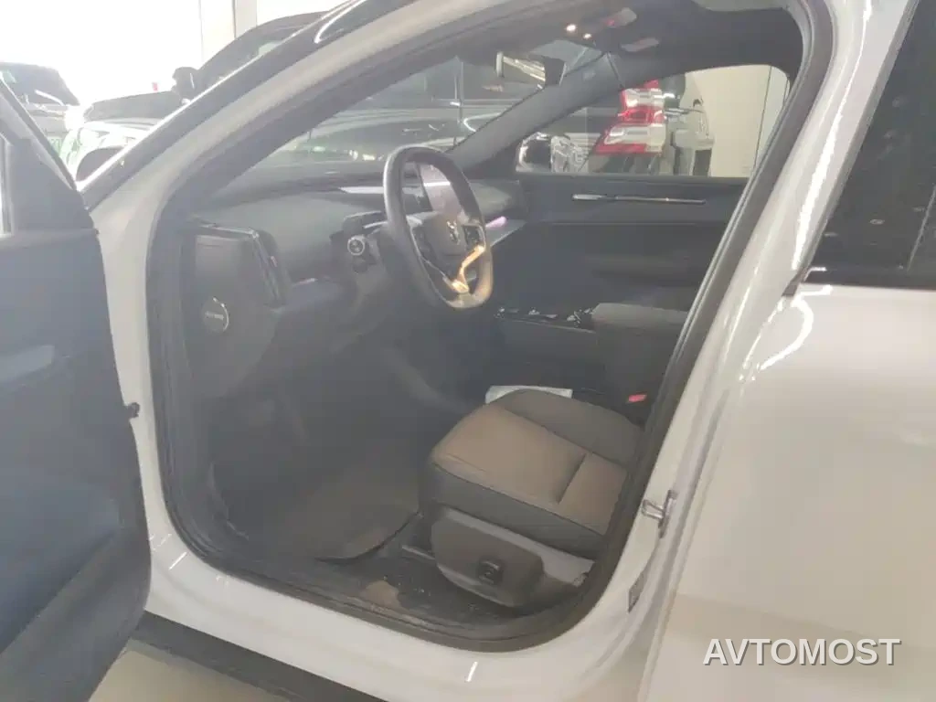 Volvo EX30 2025 RWD Long Range Plus — фото 10
