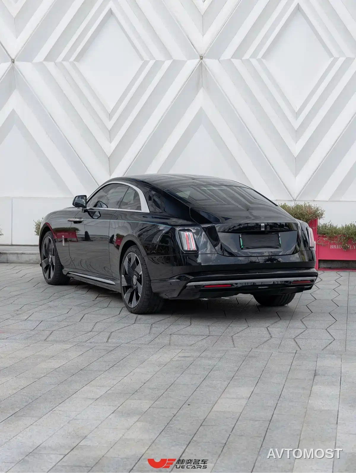 Rolls-Royce Spectre 2024 Standard Model — фото 6