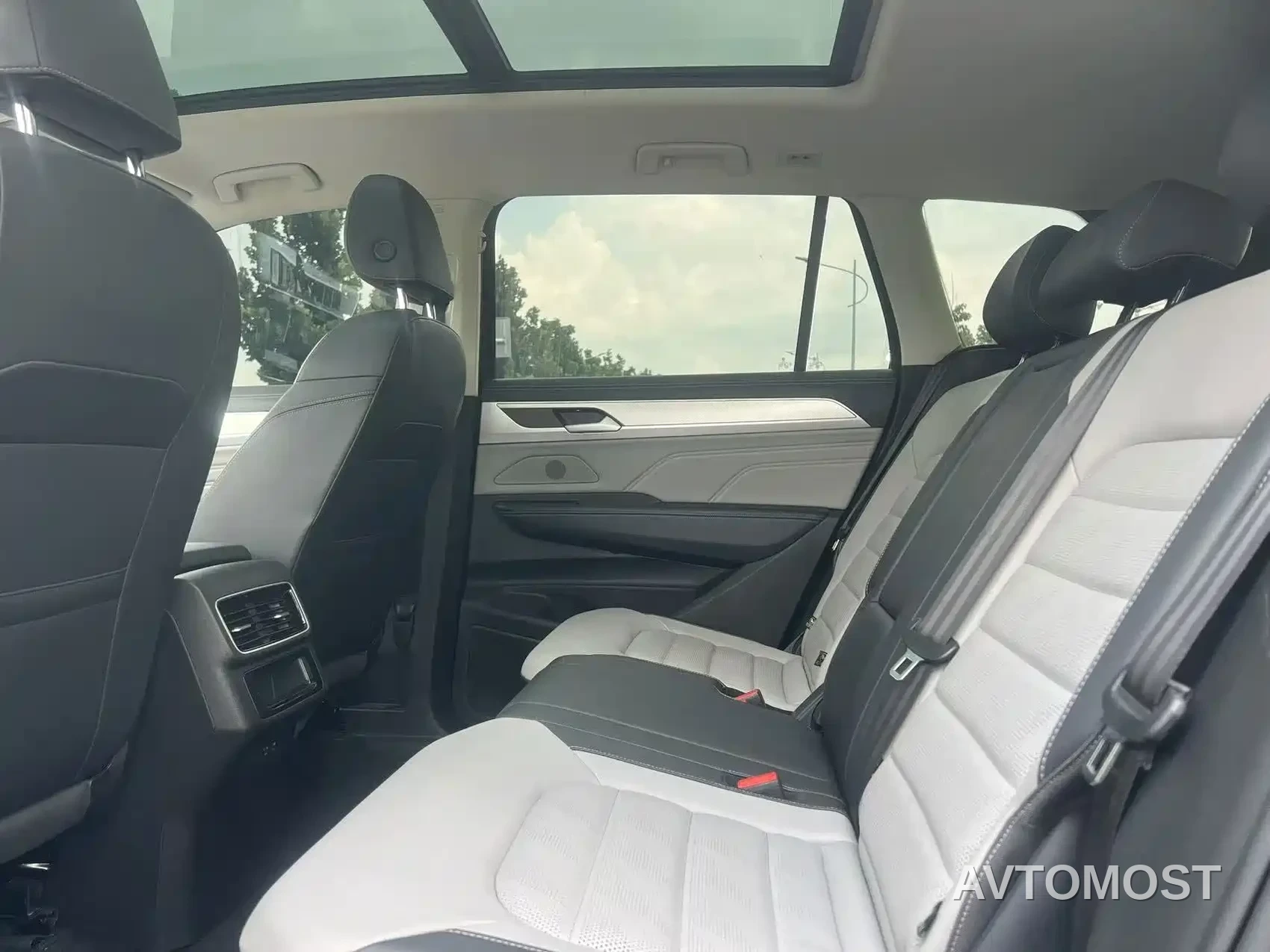 Volkswagen Talagon 2023 330TSI Luxury Touring Edition — фото 6