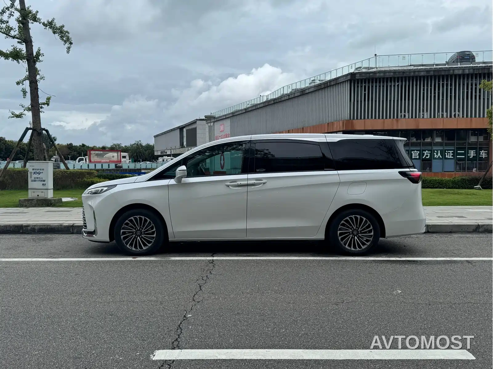 Buick GL8 New Energy 2025 Land Honor Premium Edition 7-Seater — фото 2