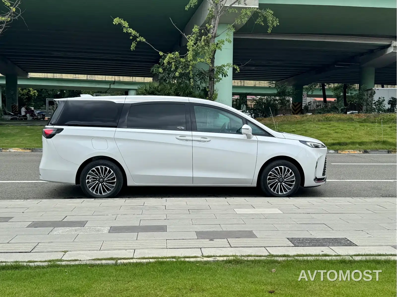 Buick GL8 New Energy 2025 Land Honor Premium Edition 7-Seater — фото 6