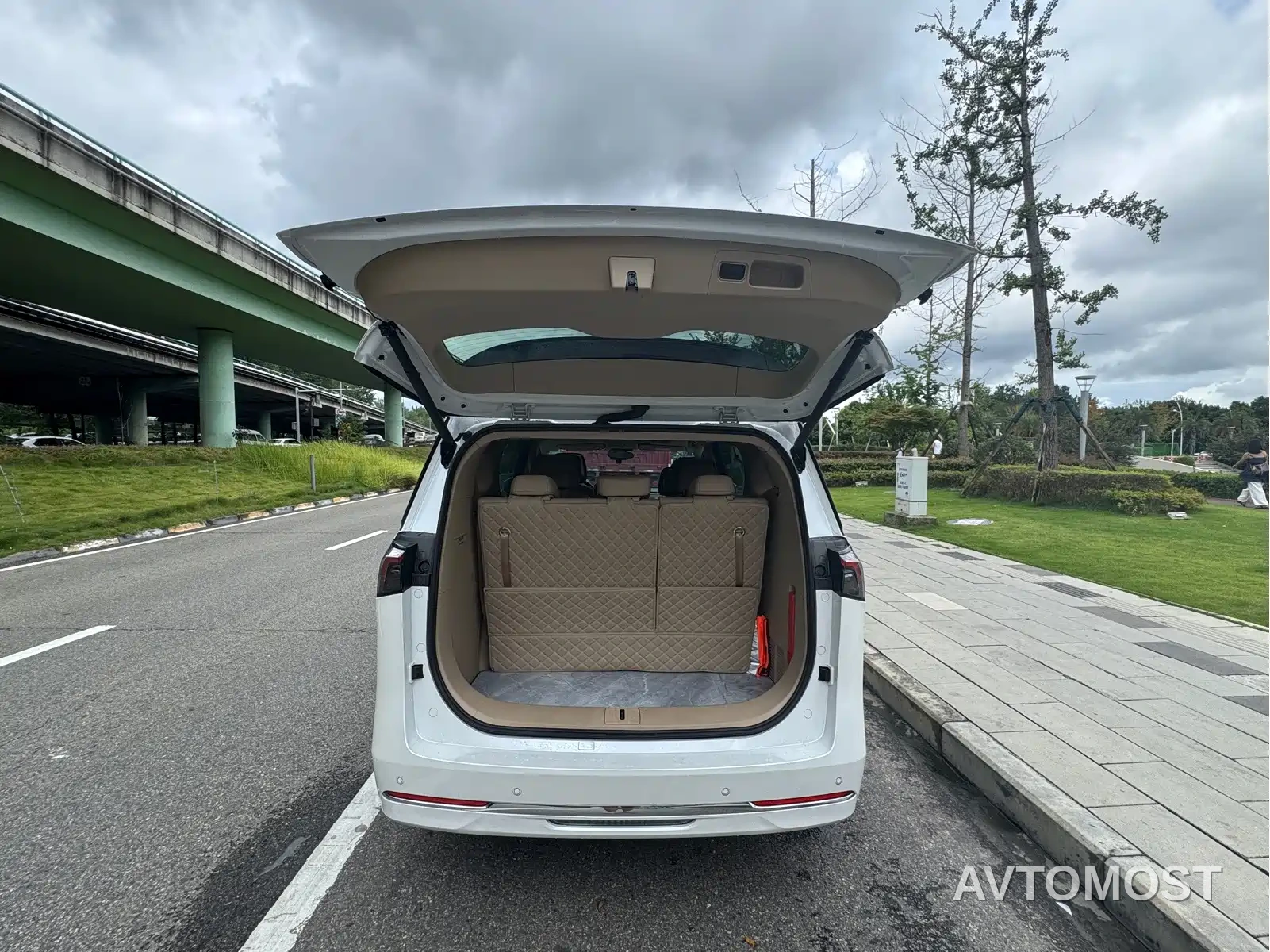 Buick GL8 New Energy 2025 Land Honor Premium Edition 7-Seater — фото 9