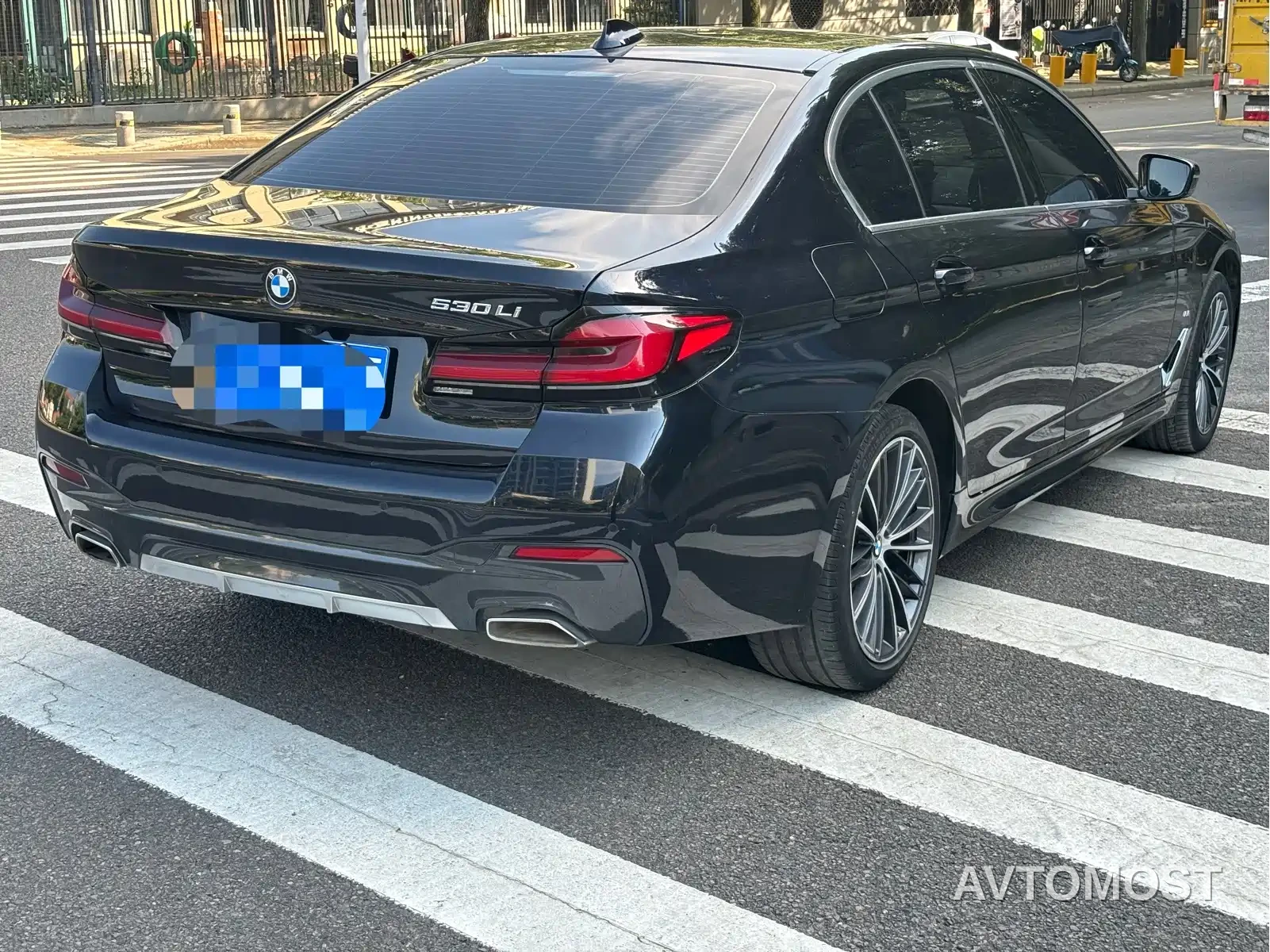BMW 5 Series 2023 530Li Leading Luxury Package — фото 17