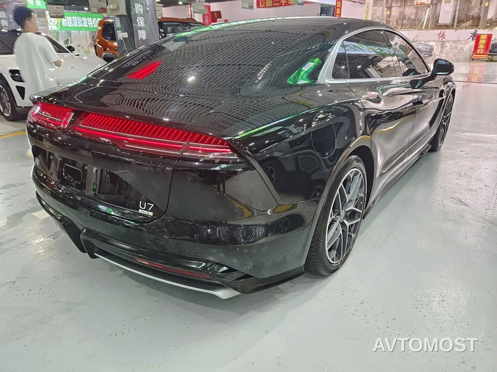 Yangwang U7 2025 Model PHEV 5-Seat Luxury — фото 3