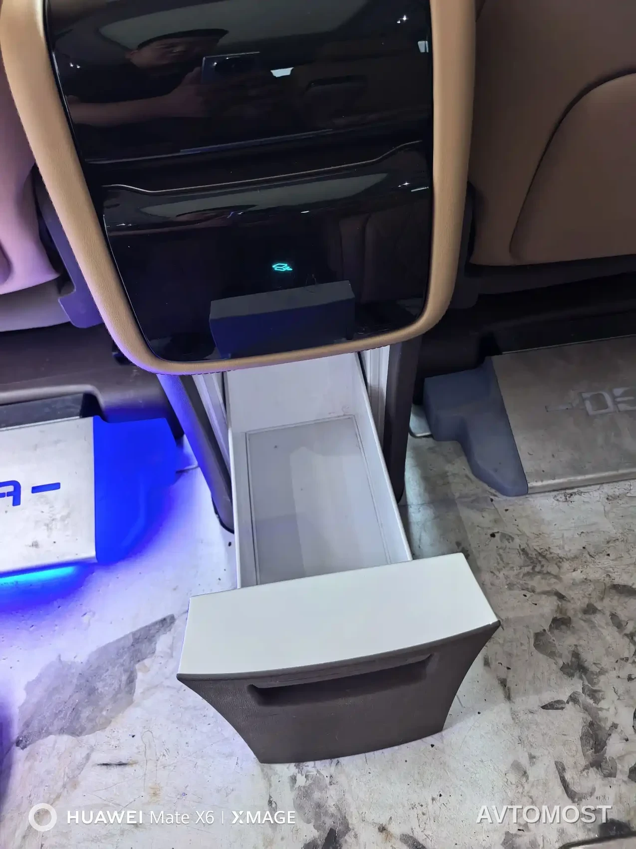 Denza D9 2022 DM-i 970 All-Wheel Drive Honor Edition — фото 15