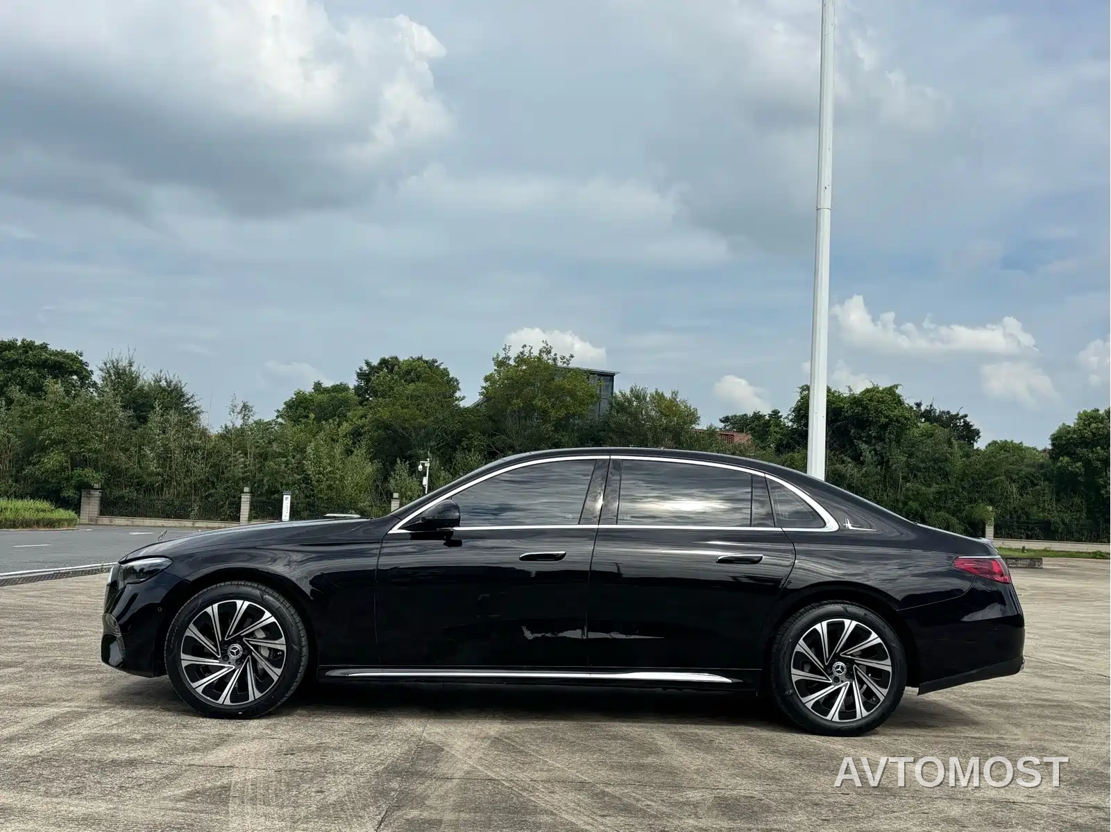 Mercedes-Benz E-Class 2024 Model E 300 L Luxury — фото 4