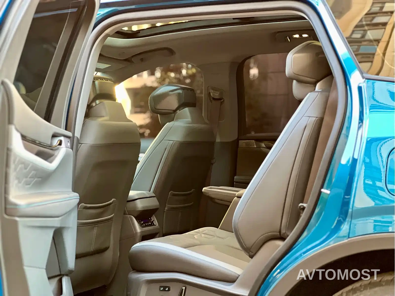 Ford Edge 2023 Edge L 2.0T EcoBoost E Hybrid FWD 7-Seater Luxury — фото 6