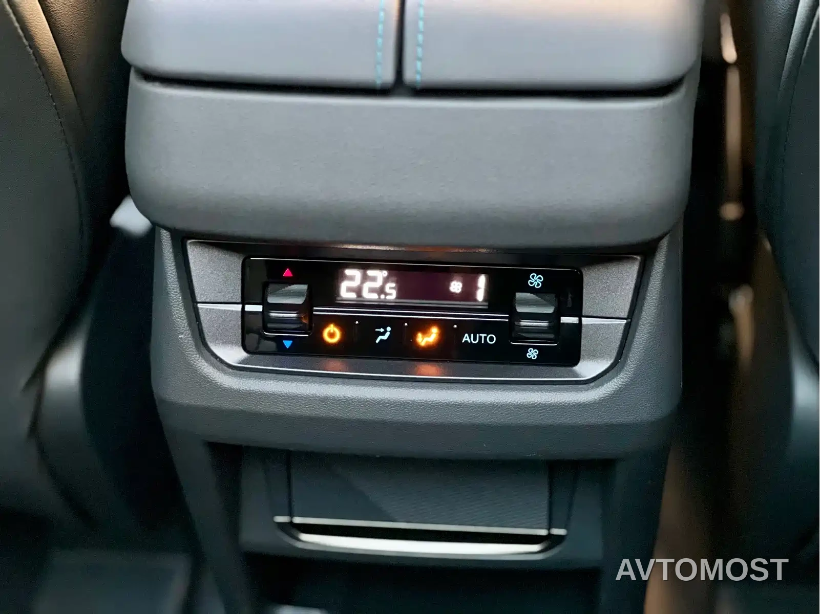 Ford Edge 2023 Edge L 2.0T EcoBoost E Hybrid FWD 7-Seater Luxury — фото 9