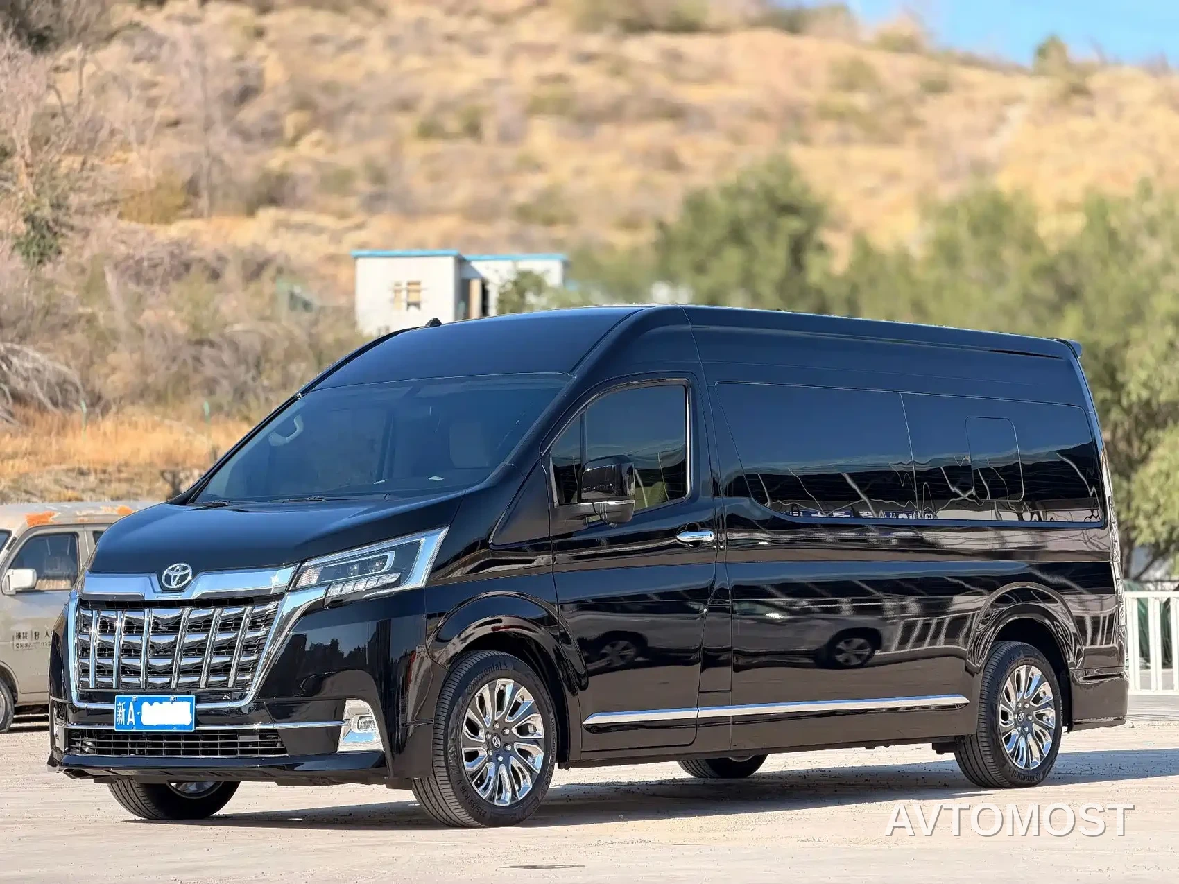 Toyota HIACE — фото 1