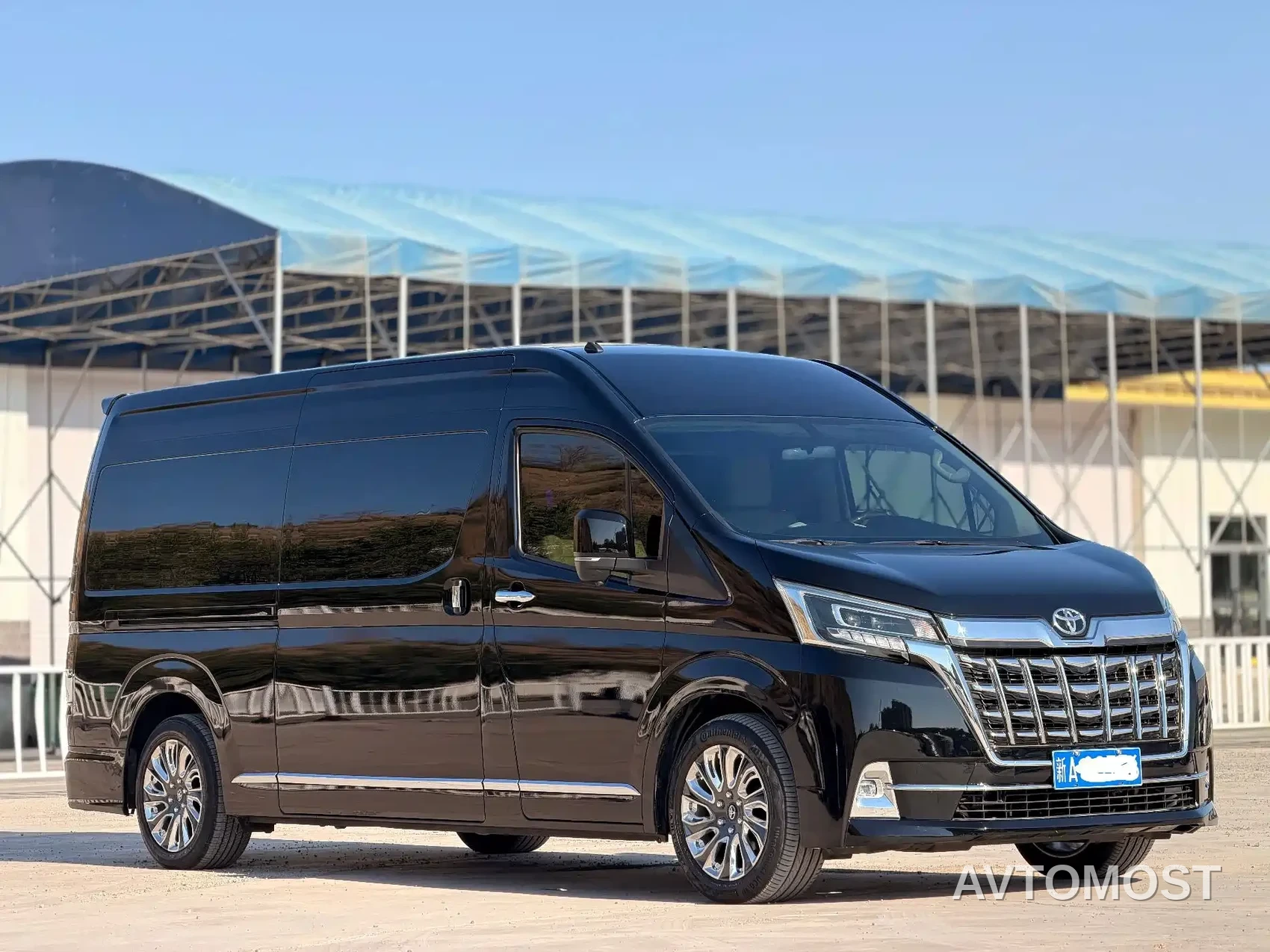 Toyota HIACE — фото 2