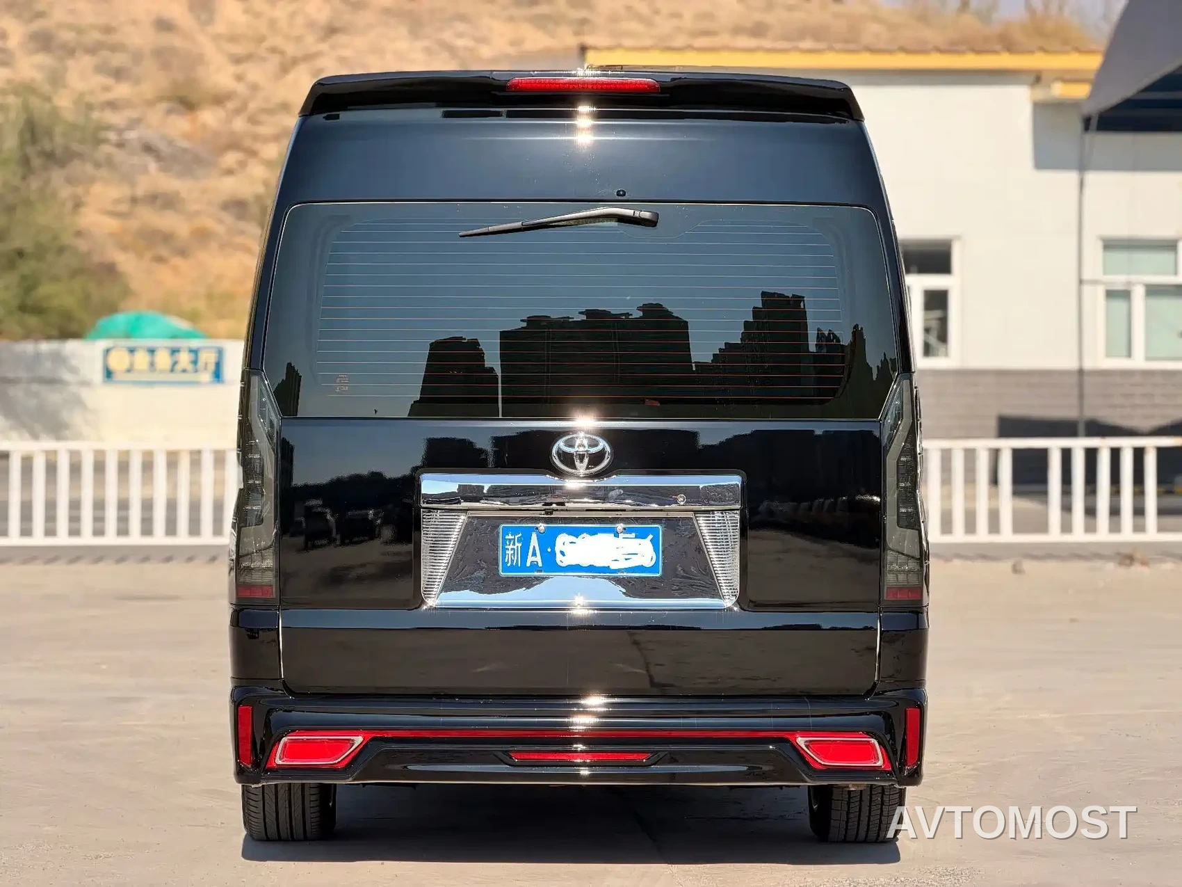 Toyota HIACE — фото 5