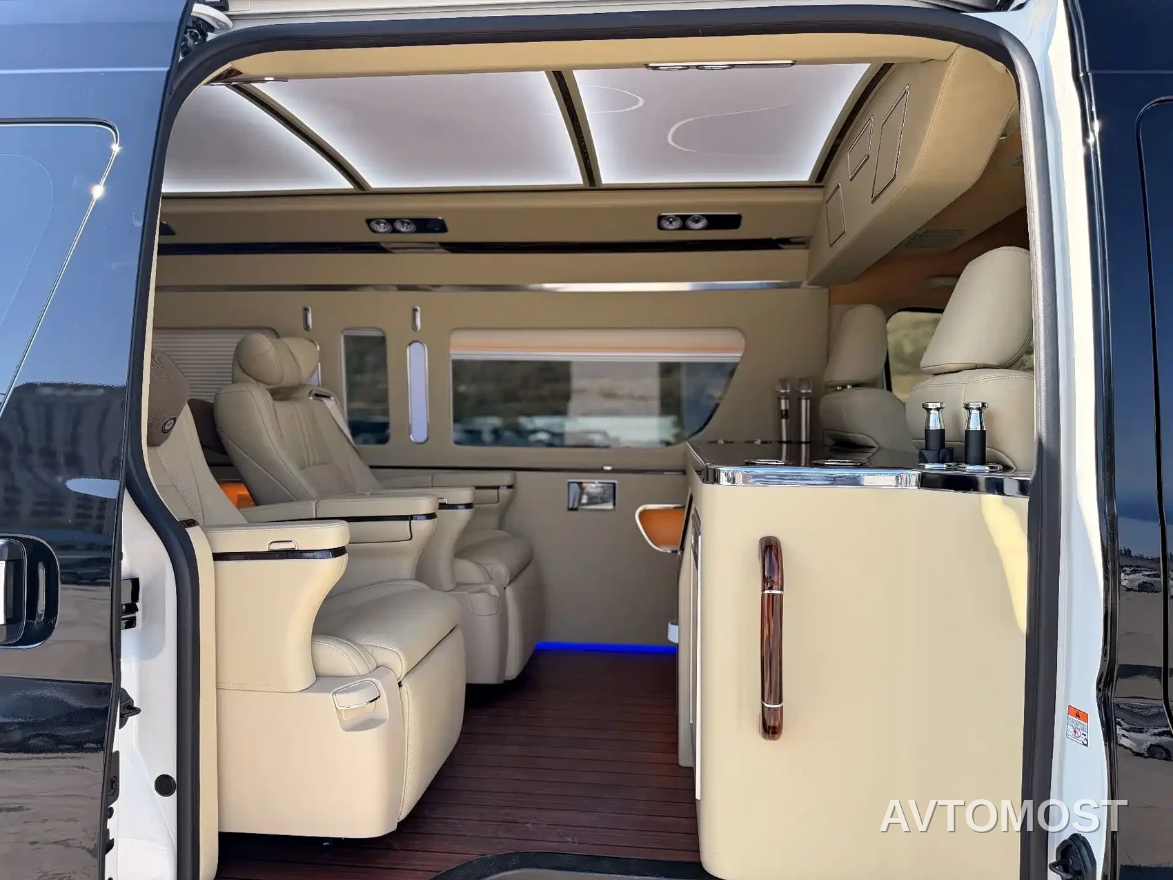 Toyota HIACE — фото 12