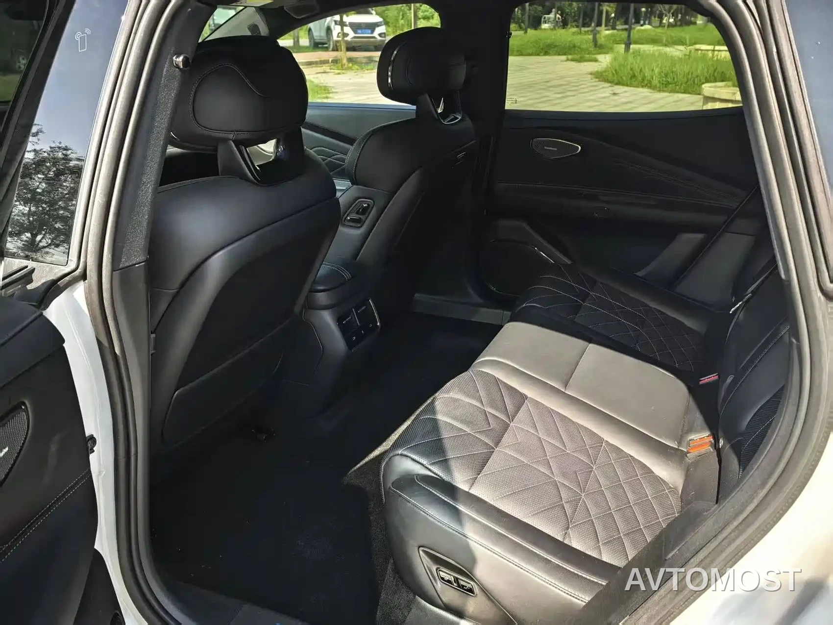 Lynk & Co 10 EM-P 2025 Facelift 120 AWD Ultra — фото 8